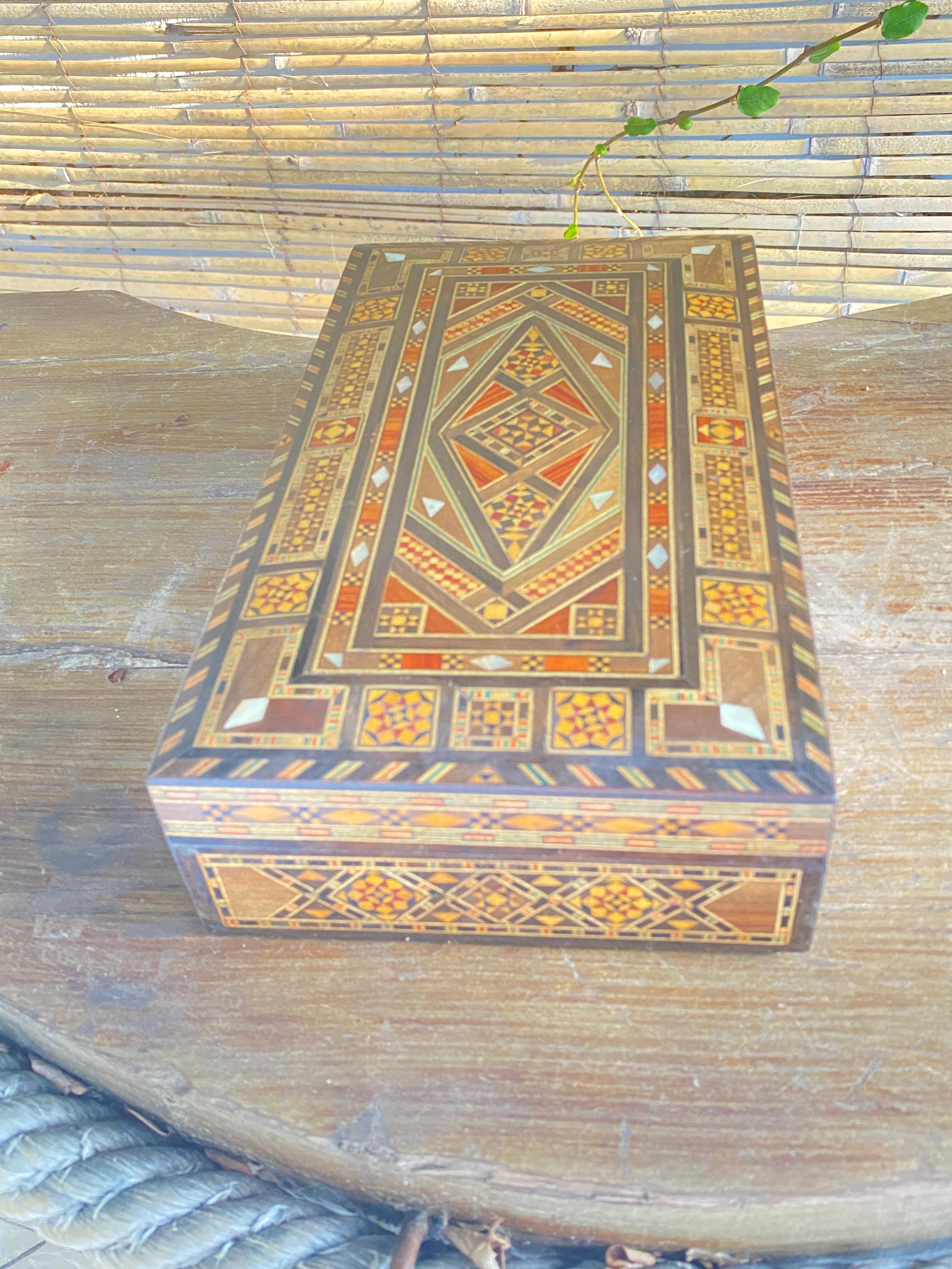 Cigar Box with Arab Geometrical Patterns, Egypt 1970, in Wood In Good Condition In Auribeau sur Siagne, FR