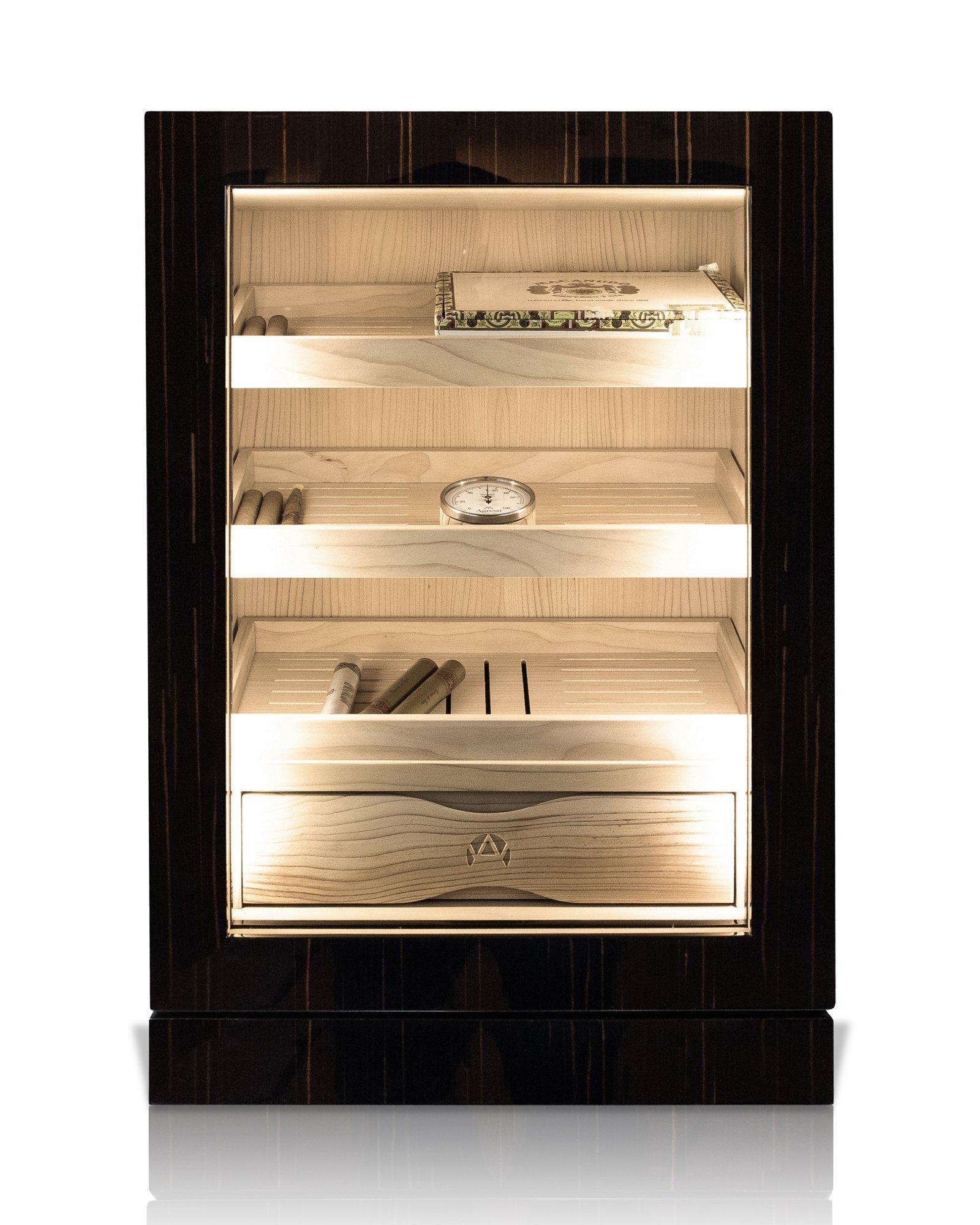 Cave à cigares de bureau en ébène brillant. Ouverture par carte sans clé avec technologie RFID. A l'intérieur, 3 plateaux amovibles et un tiroir intégré en cèdre de première qualité.

Les unités d'humidification et l'hygromètre incorporés sont