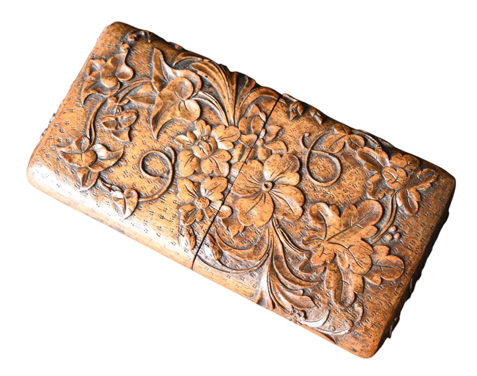 Cigar case, 19th century, finely carved from a single piece of wood
Aged patina
14 x 7cm