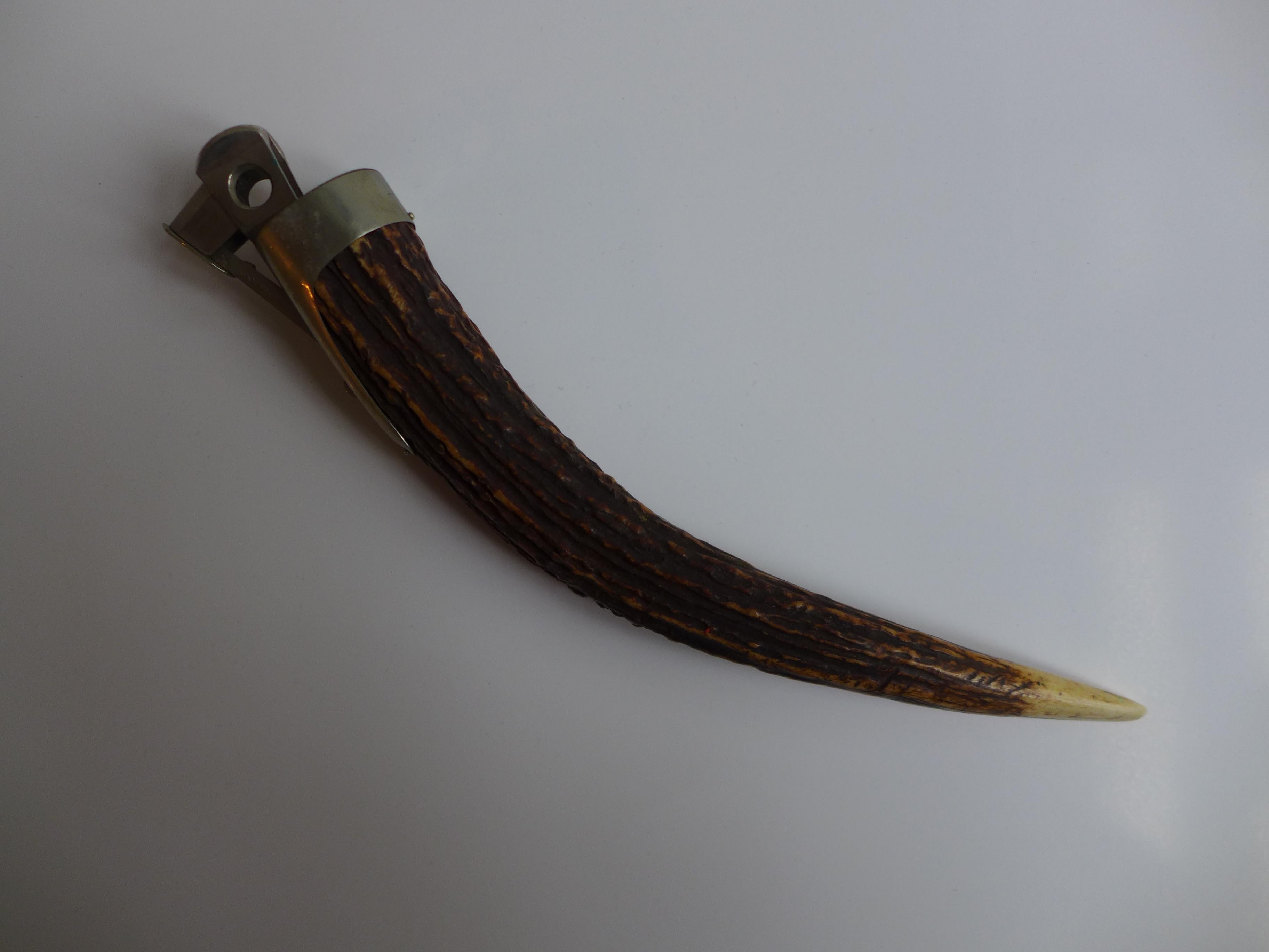 Coupe-cigare bien conservé, doté d'un élégant manche en corne de cerf et d'un acier de qualité supérieure de Steele, reflétant la précision de l'artisanat allemand. Ses matériaux naturels et son design classique évoquent la beauté intemporelle et la
