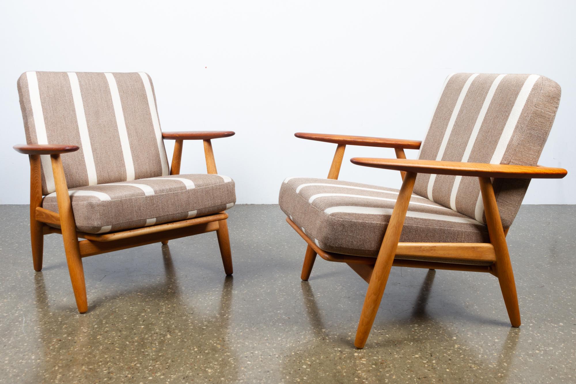 Cigar GE-240 Easy Chairs by Hans J. Wegner 1950s, Set of 2
Pair of two GE 240 armchairs in oak and teak by Hans J. Wegner for Getama Denmark. Original spring cushions with original grey and white striped wool fabric. Frame in solid oak, armrests in