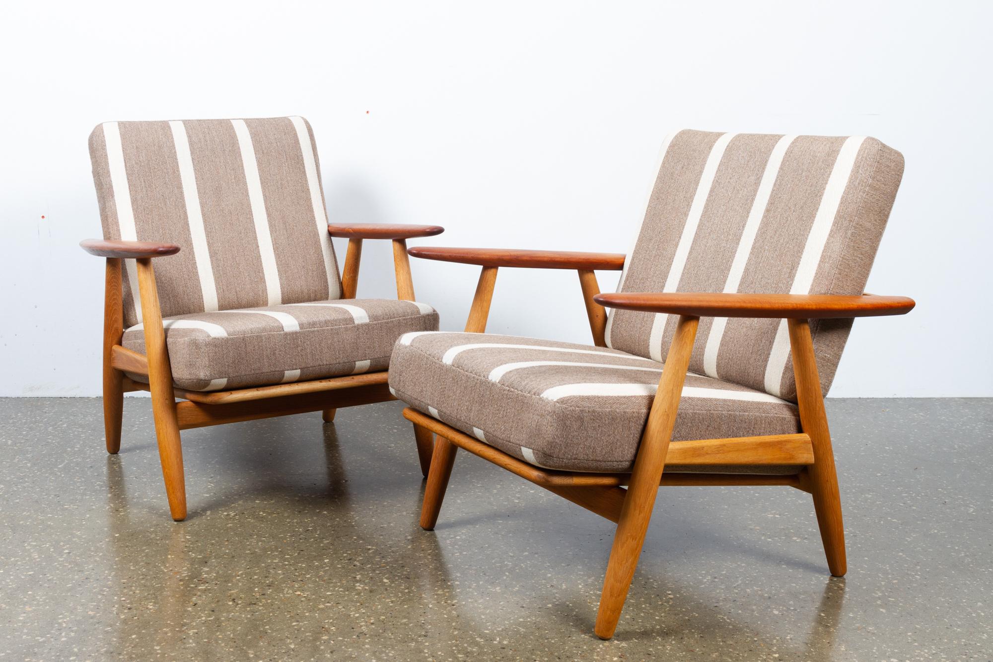 Cigar GE-240 Easy Chairs by Hans J. Wegner 1950s, Set of 2 In Good Condition In Asaa, DK