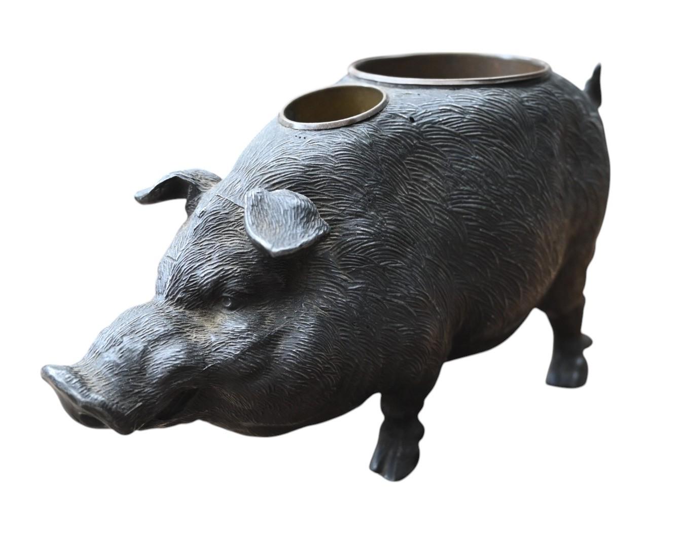 A cigar/cigarette holder representing a pig in silver plated zinc alloy (zamac) with its old aged patina.
2 Brass removable containers for cigars or cigarettes
Height 10.8 cm, length 20.5 cm