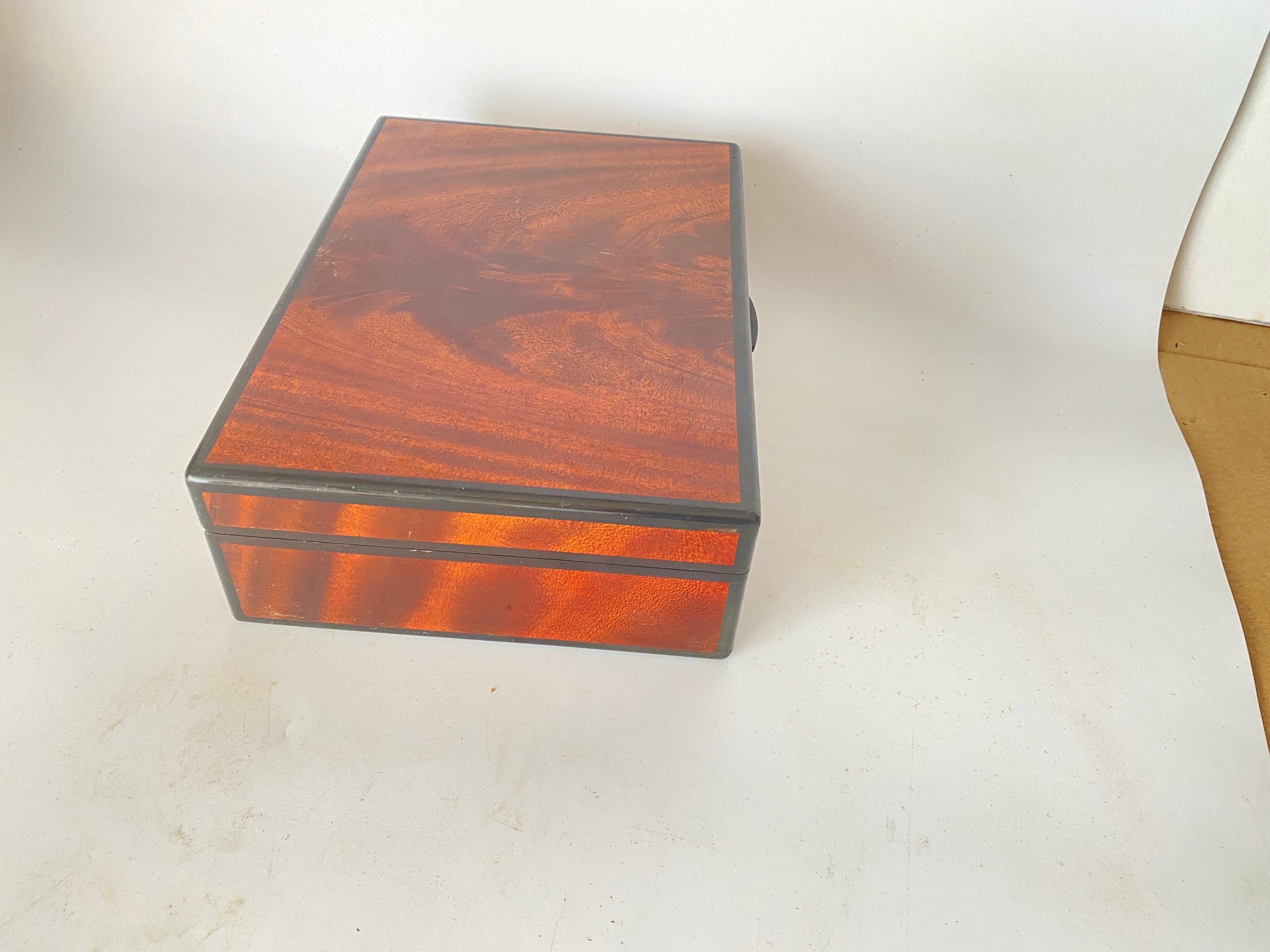 Very nice humidor cigar box, in Burl Wood. This box is large, was made in France in the 1960s. It has a brown and Black  color.
Under the box, you have some scratch ,see detailed pictures.