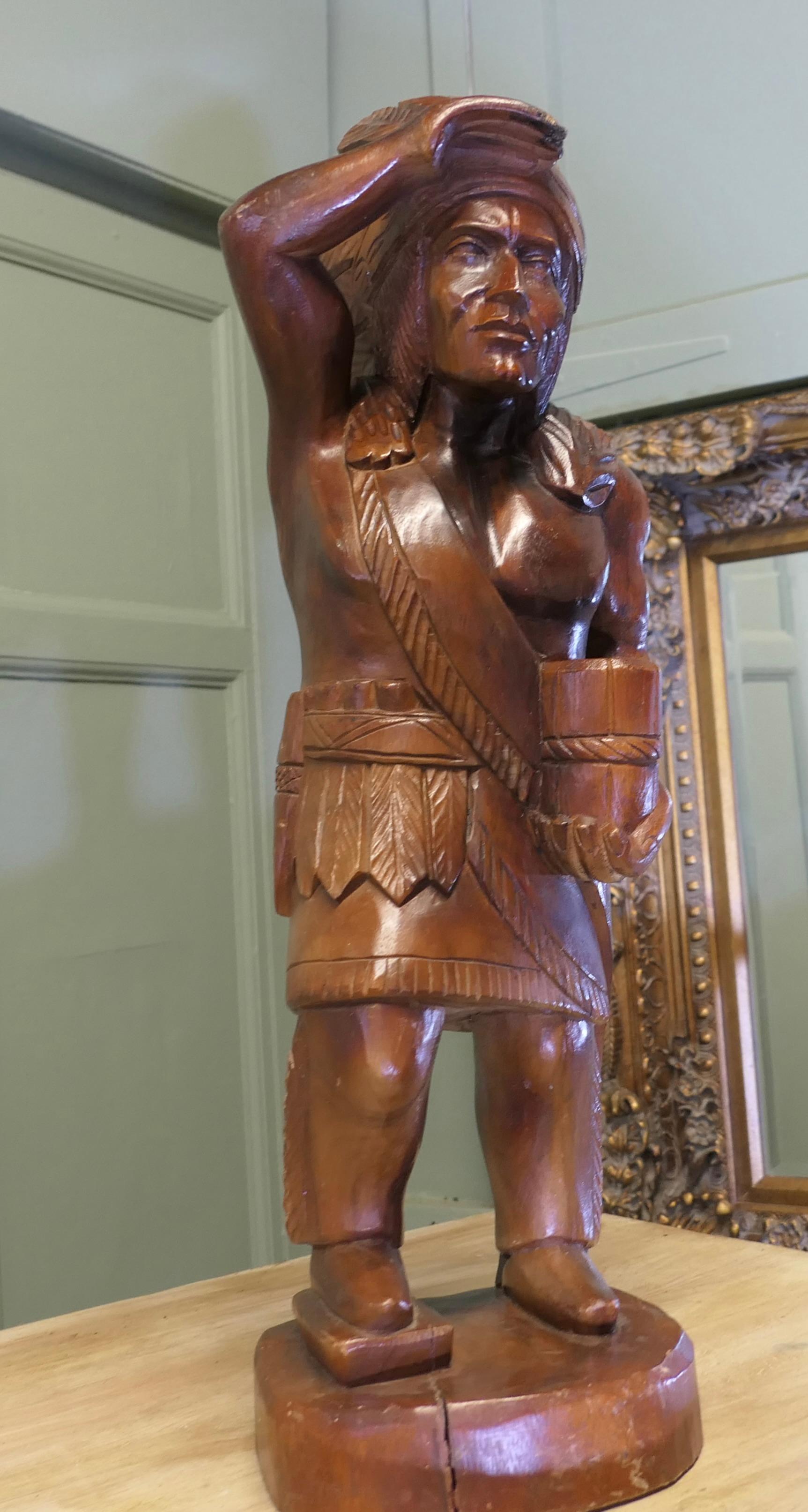 Enseigne de magasin de cigares ou de tabac, sculpture d'un chef indien
Cette pièce charmante et très rare est un bel exemple de l'enseigne de comptoir indienne préférée des Américains pour les magasins de cigares.
Le chef est habilement sculpté dans