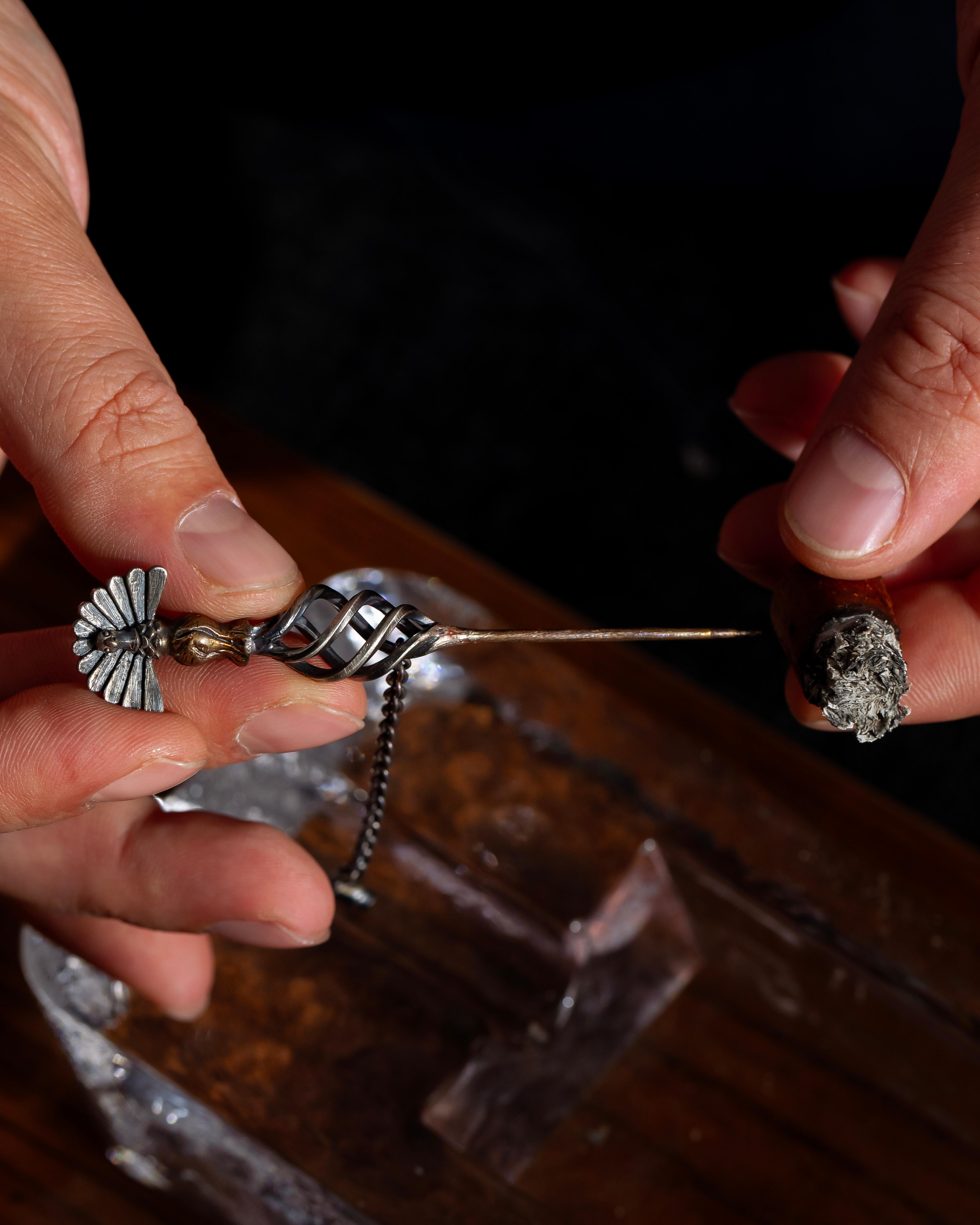 Piercer per sigari - Design ispirato al pavone in bronzo e argento - Pezzo da collezione

Celebra l'eleganza senza tempo del pavone con questo piercer per sigari scultoreo, un oggetto artigianale che unisce utilità e simbolismo. Il manico presenta