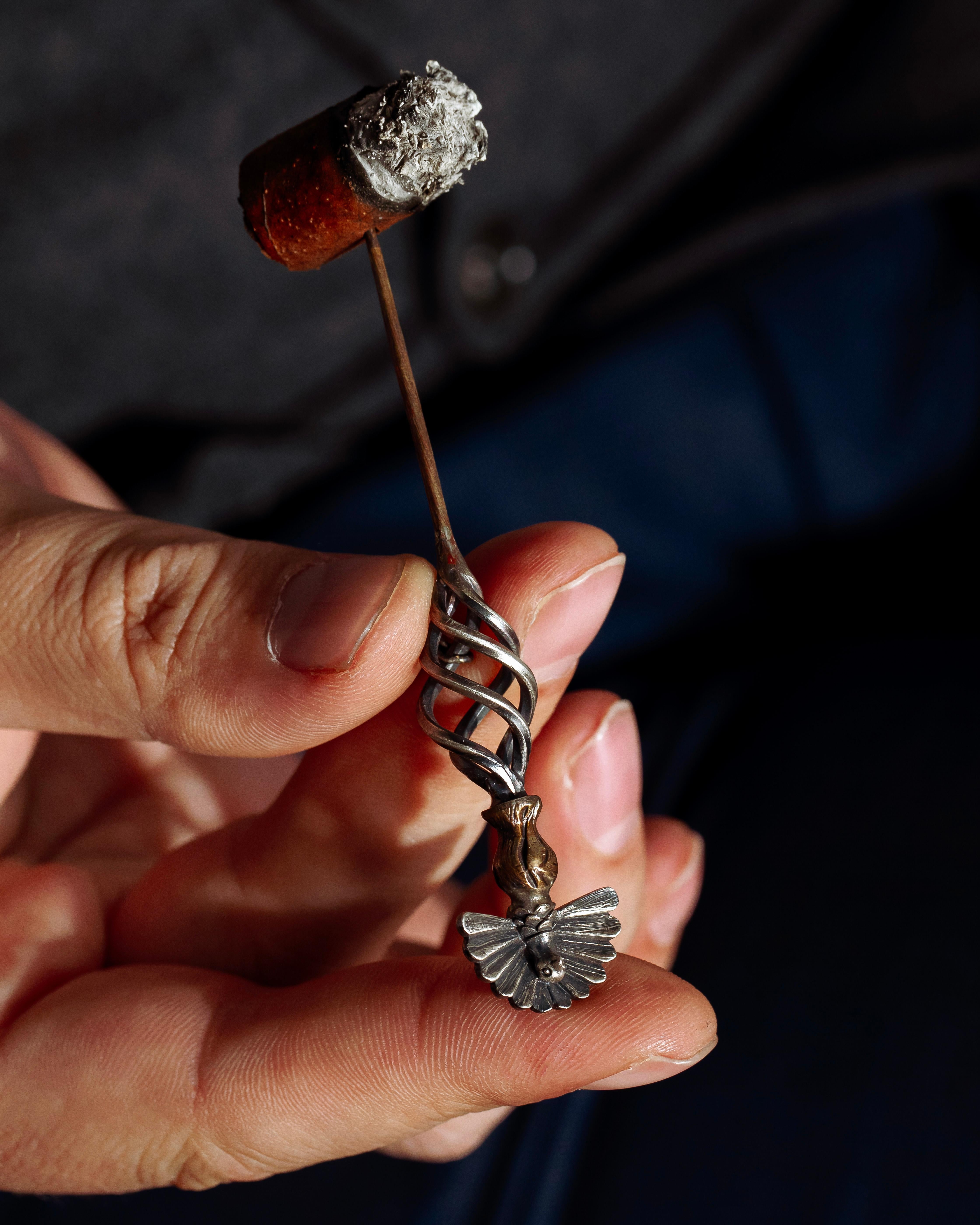 Art Nouveau Piercer per sigari con figura di pavone e albero d'argento ritorto - Strumento unico per fumatori in vendita