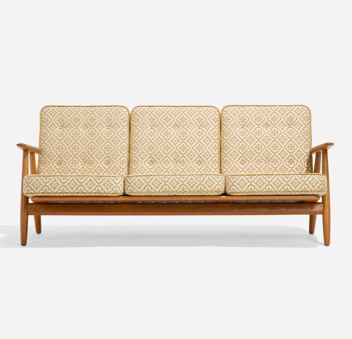 Le design scandinave iconique. Ce canapé est magnifique sous tous les angles et intemporel dans son design moderne et saisissant. Le cadre en chêne massif est en excellent état, les coussins sont fraîchement réalisés dans un jacquard de Maharam et