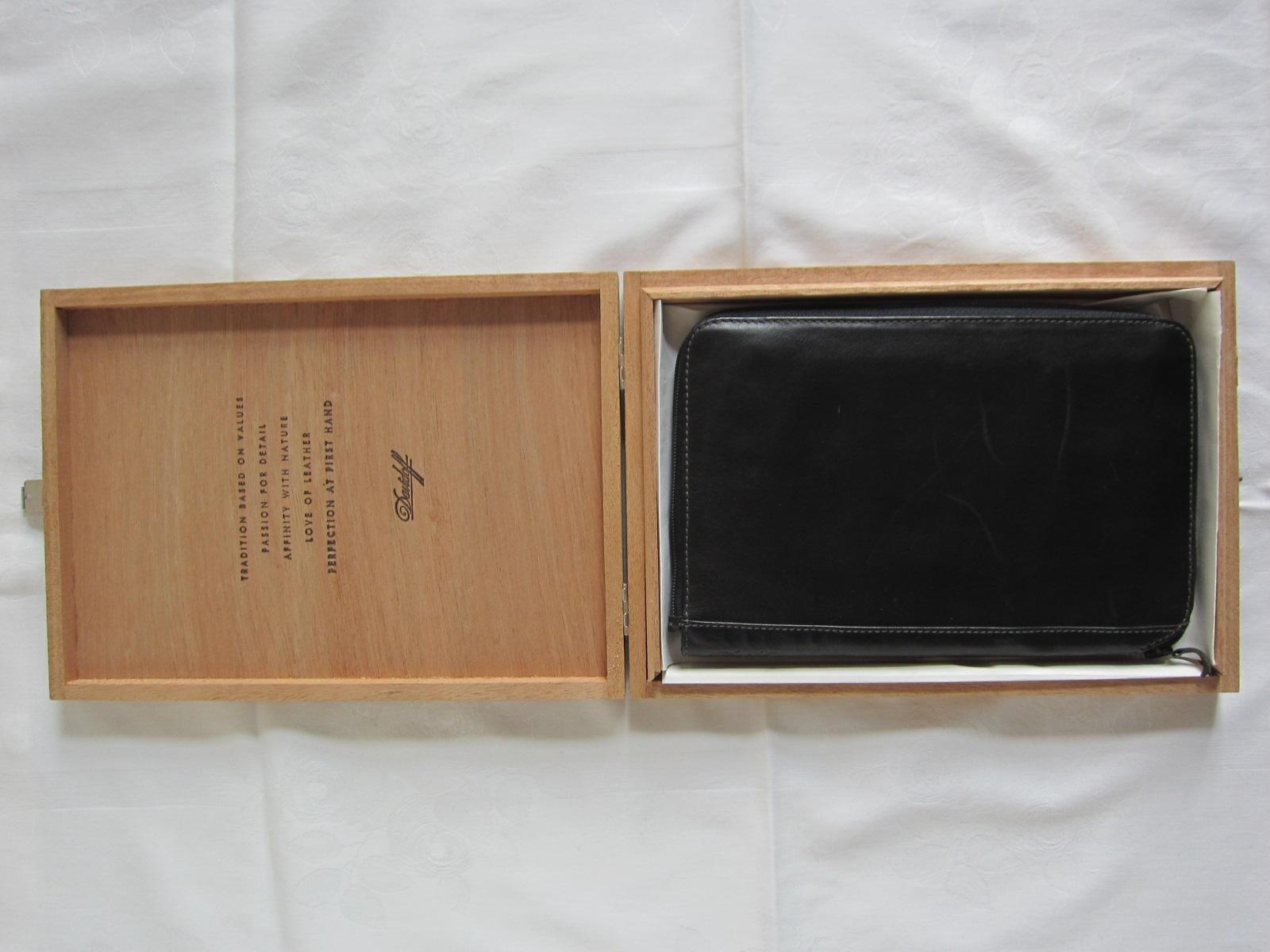 European Cigar Tobacco Leather Case With Zipper For Sale