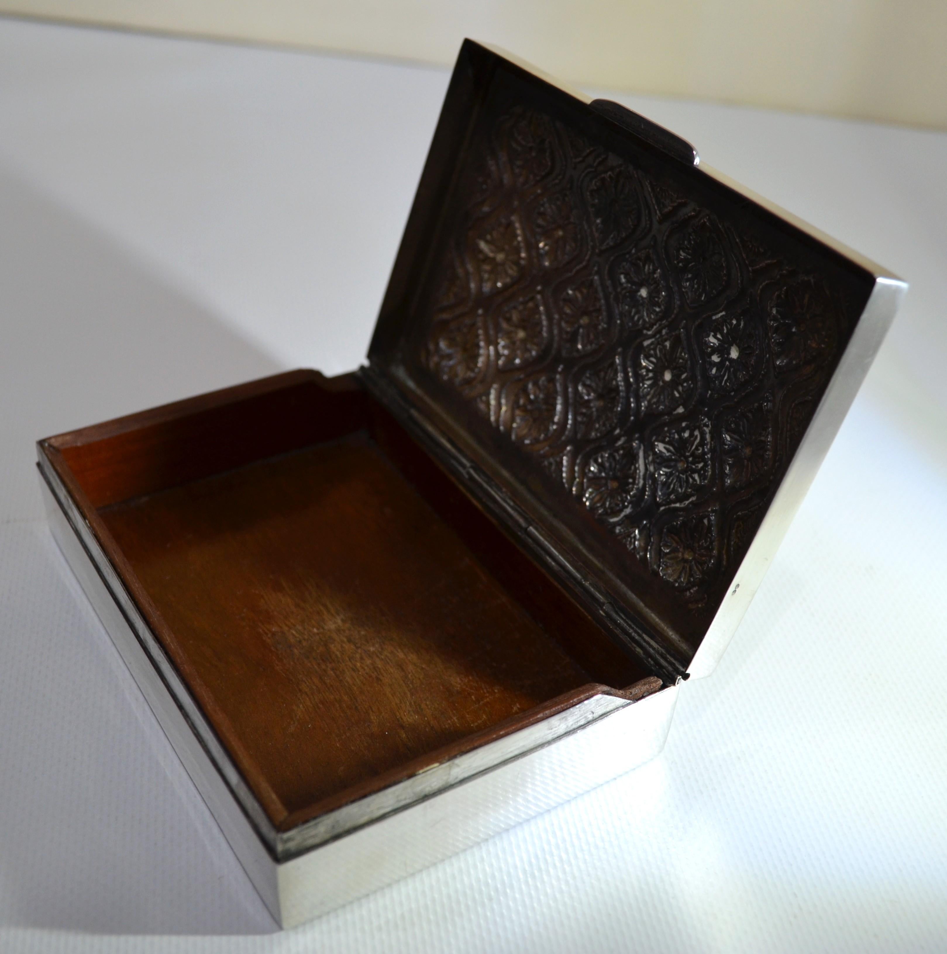 Caja para cigarrillos de plata maciza martillada con decoración de flores estilizadas en venta 2