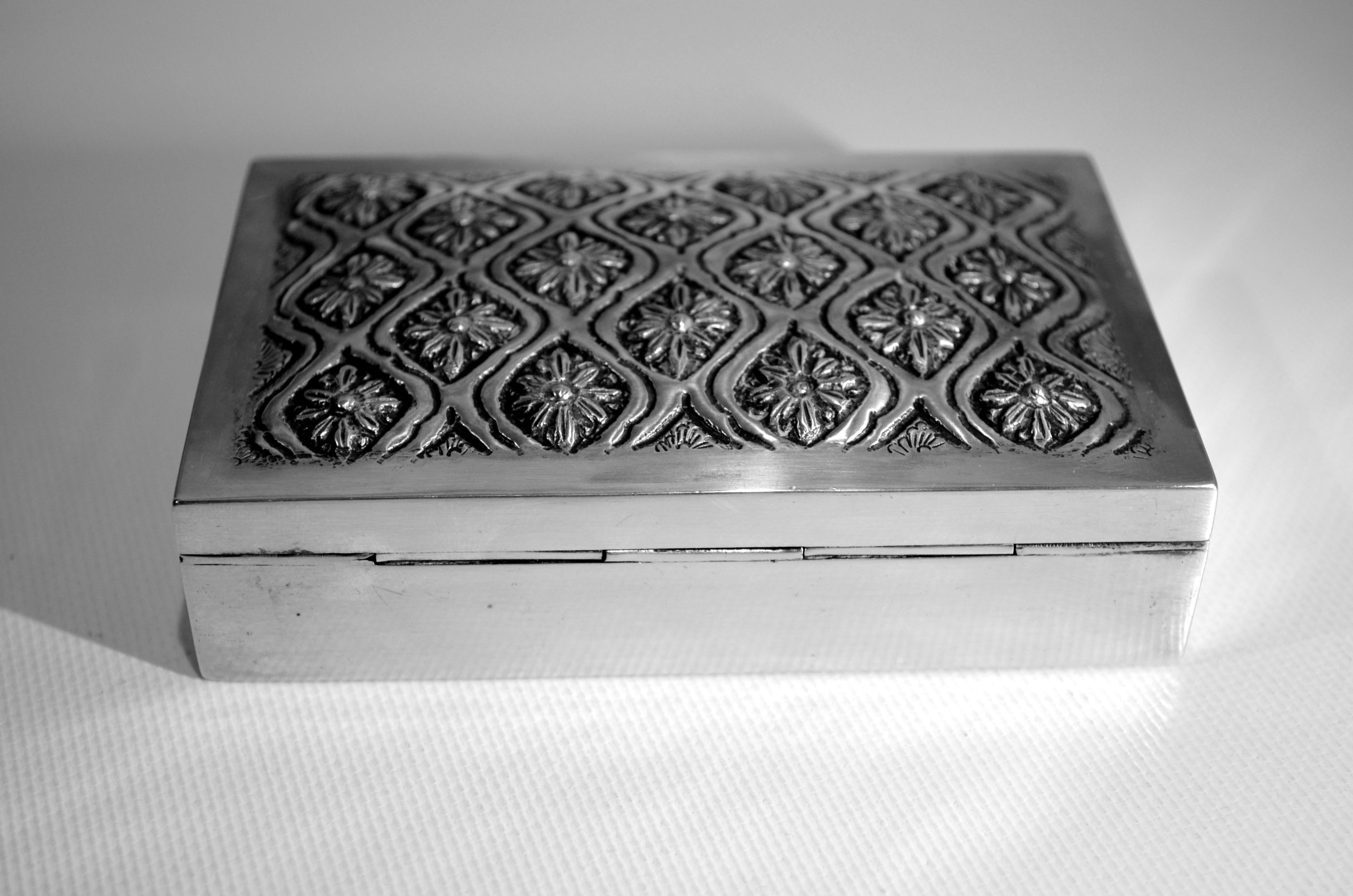 Art Deco Cigarette Box in Hammered Solid Silver with a Decoration of Stylized Flowers For Sale