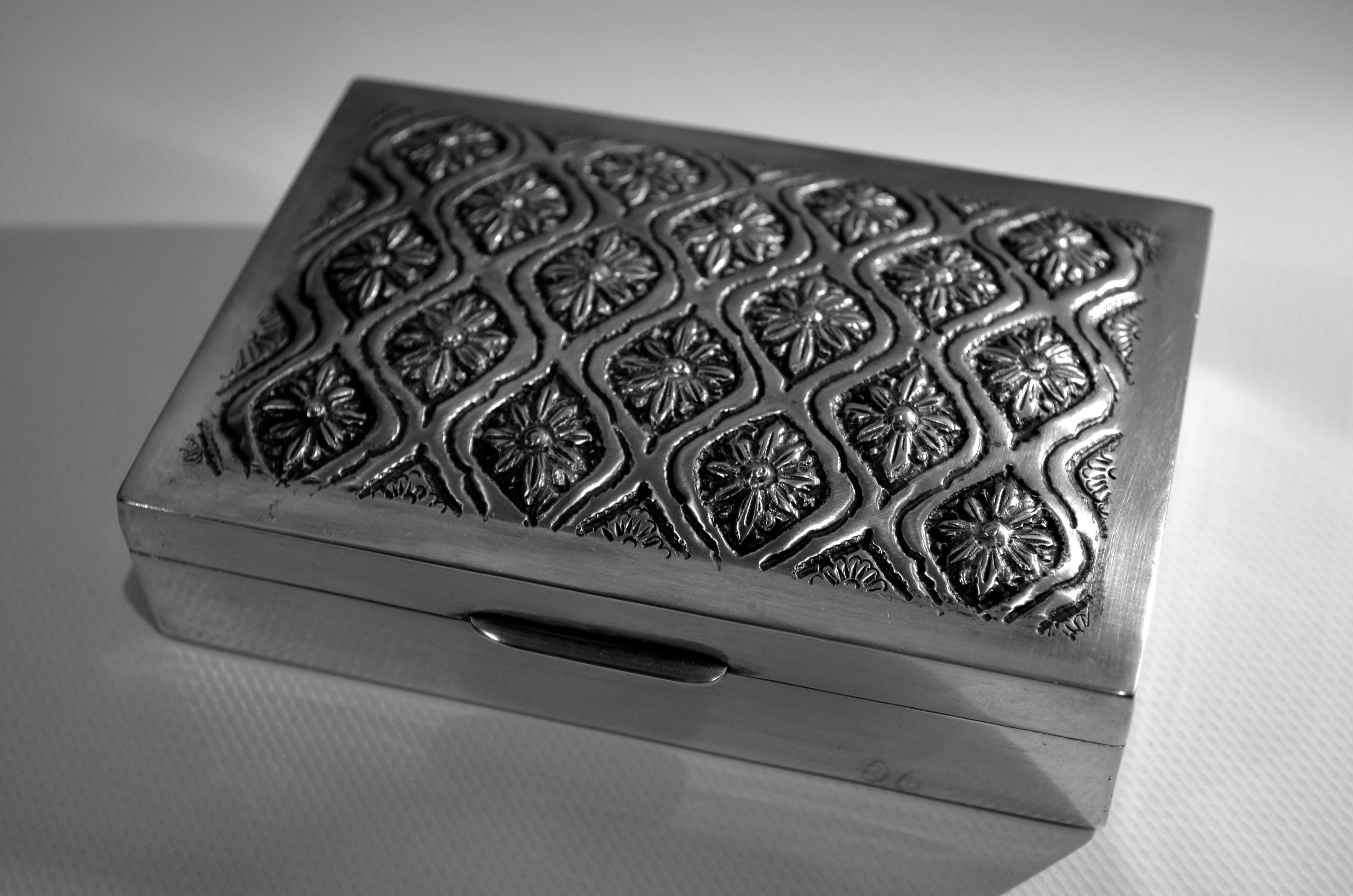 Caja para cigarrillos de plata maciza martillada con decoración de flores estilizadas en Bueno estado para la venta en Argenteuil, IDF
