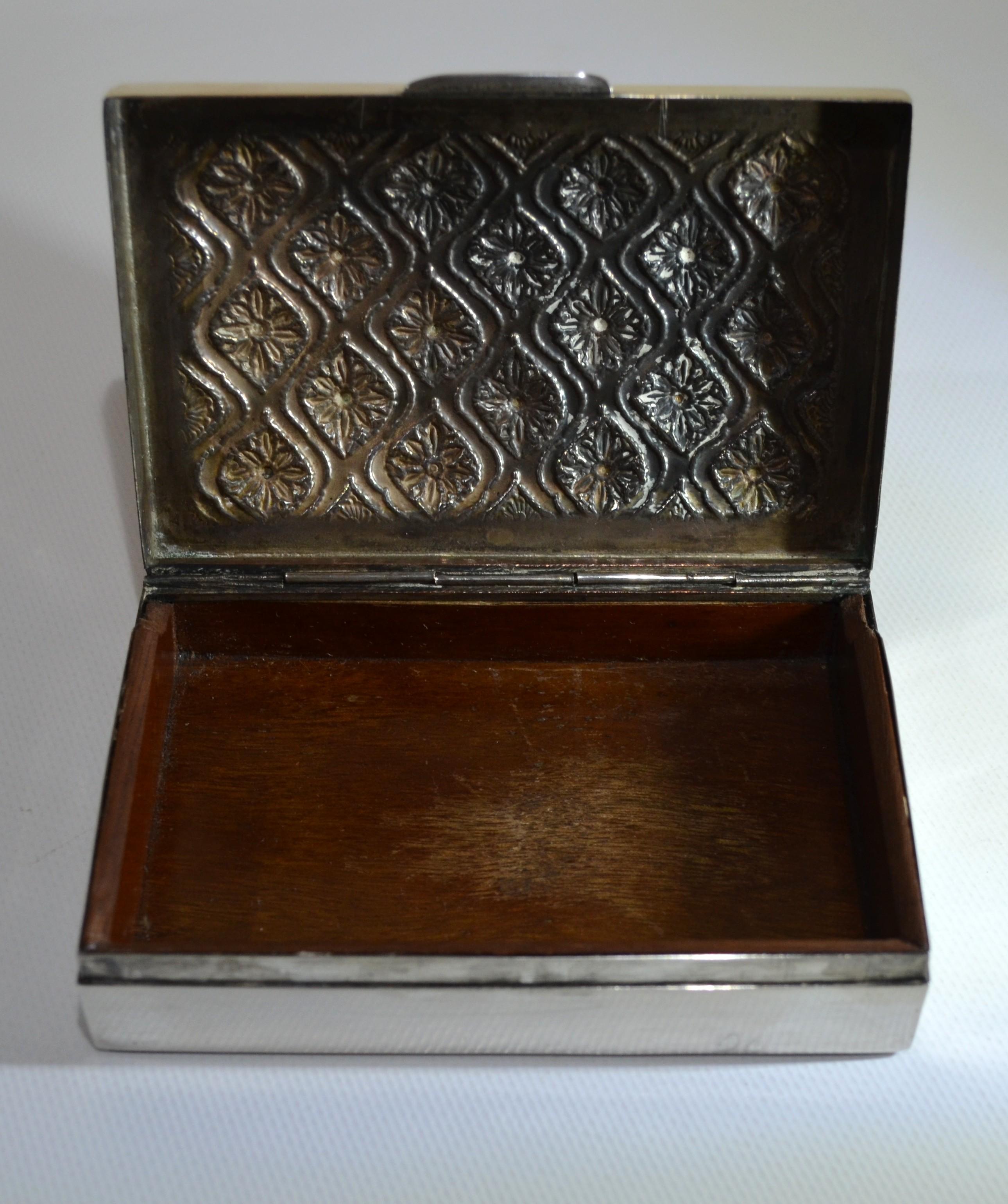 Cigarette Box in Hammered Solid Silver with a Decoration of Stylized Flowers For Sale 1