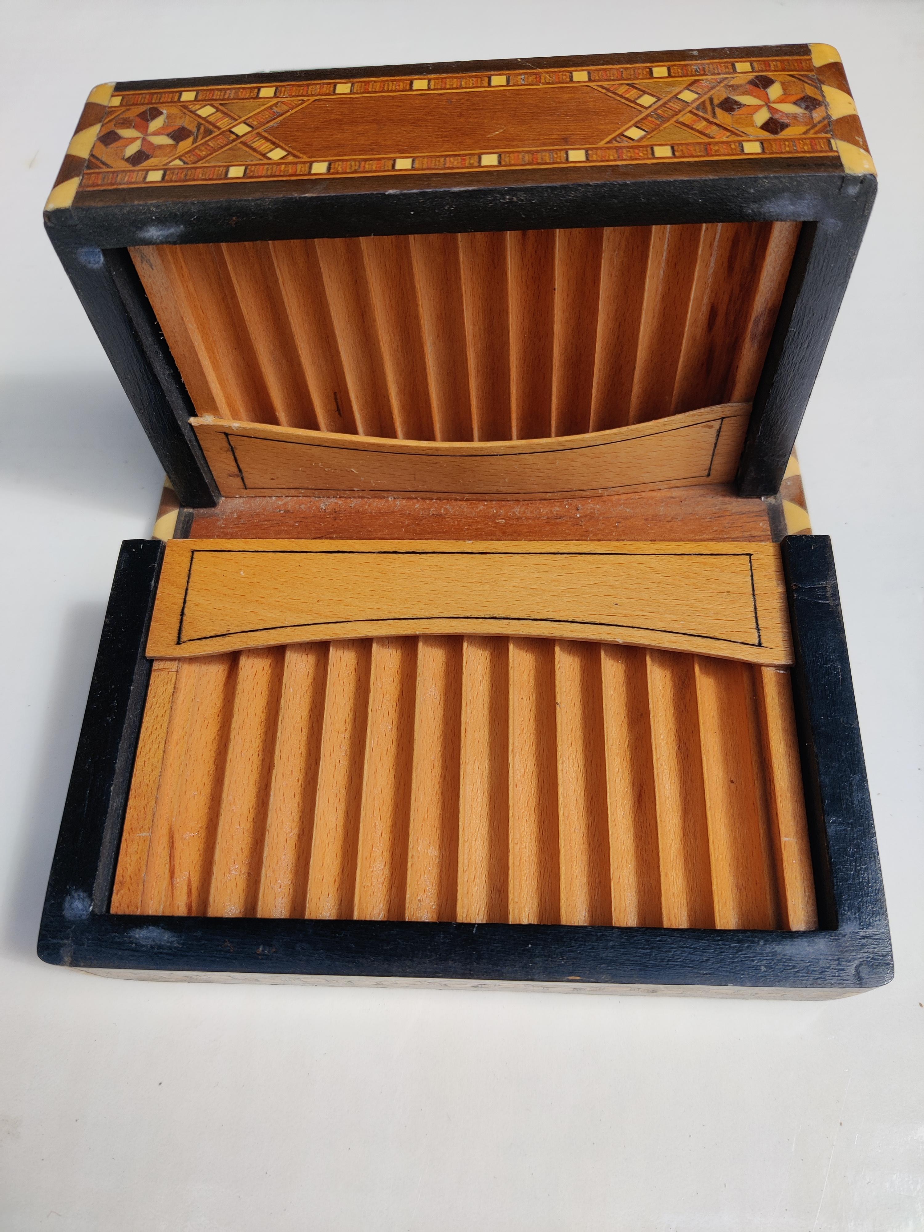 Zigarettenschachtel, ungewöhnliche Öffnungen auf beiden Seiten (20. Jahrhundert) im Angebot
