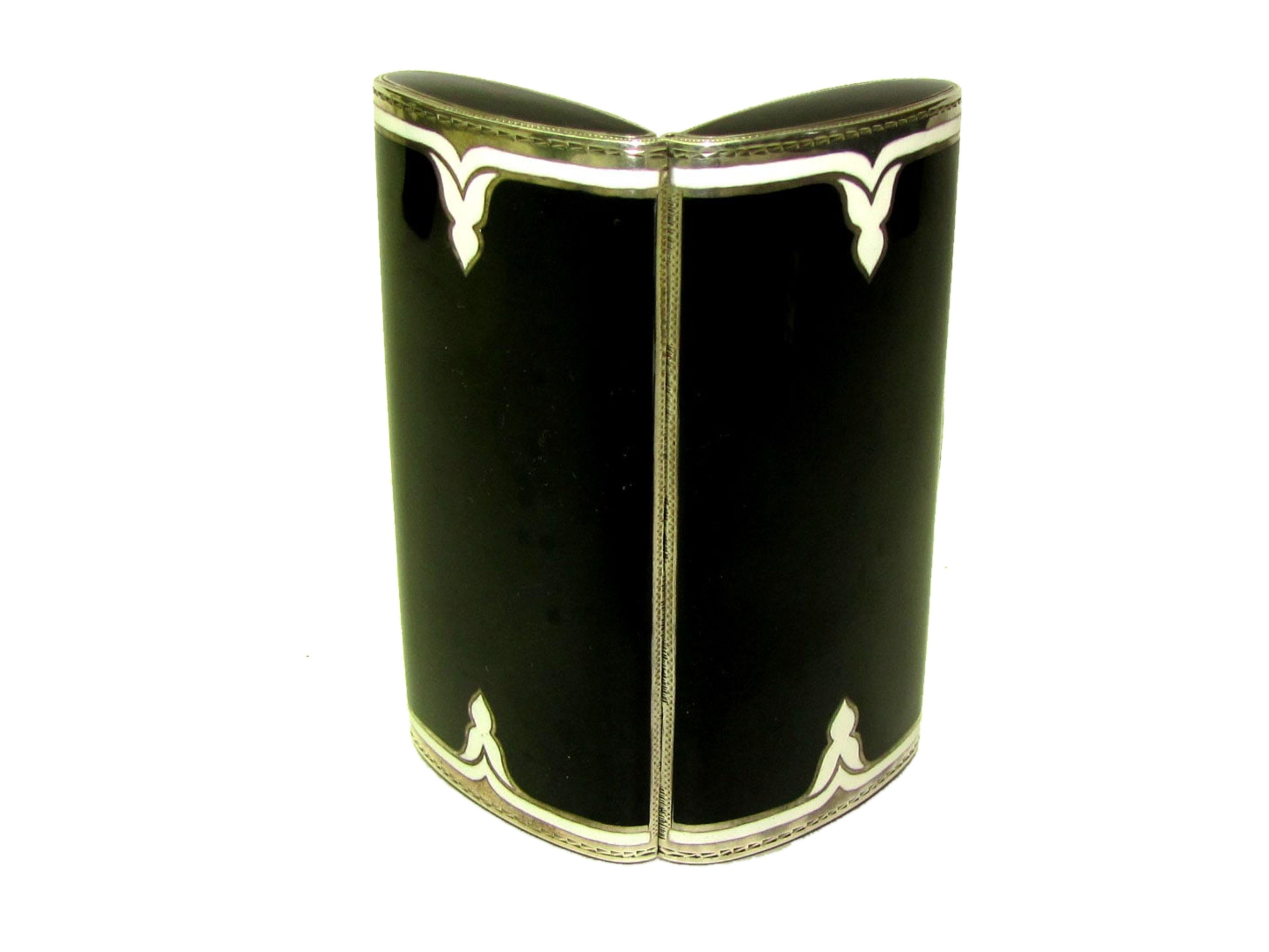 Pitillera Blanca y Negra Estilo Art Decó Esmalte de Fuego Salimbeni finales del siglo XX en venta