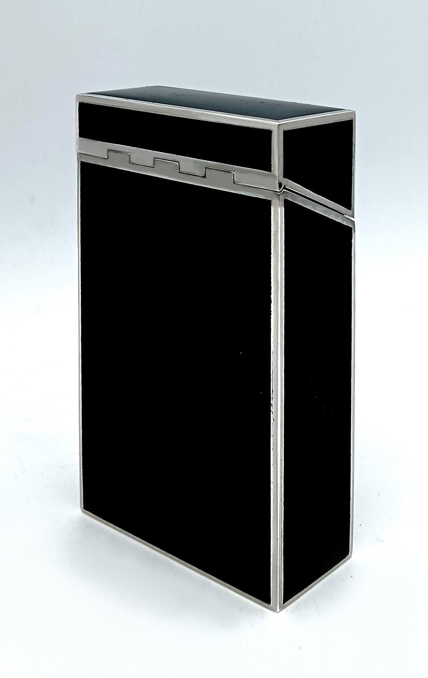  Etui à cigarettes en forme de paquet de cigarettes longues en argent 925/1000 avec émail cuit noir dans le style Art Déco, début des années 1900. Avec charnière perdue, c'est-à-dire semi-invisible. Dimensions en cm. 6,3 x 2,8 x 10,2. Poids gr. 257.