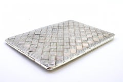 Zigarettenetui in kariertem Silber mit goldener Innenausstattung