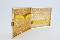 Portasigarette in filigrana d'argento dorato a forma di squame e coperchio incernierato