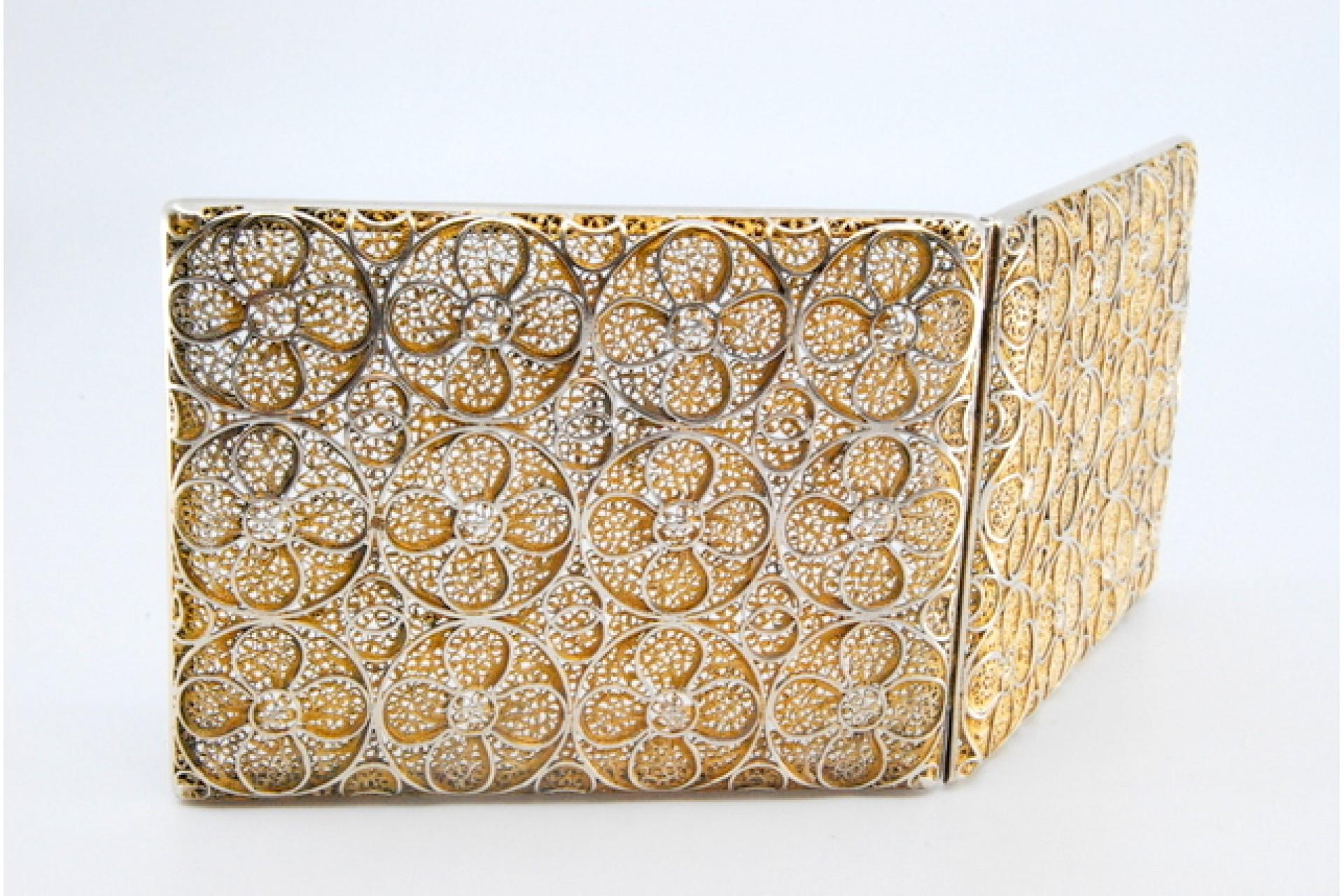 Cigarette case in gold filigree silver with hinged lid In Good Condition For Sale In Porto, PT