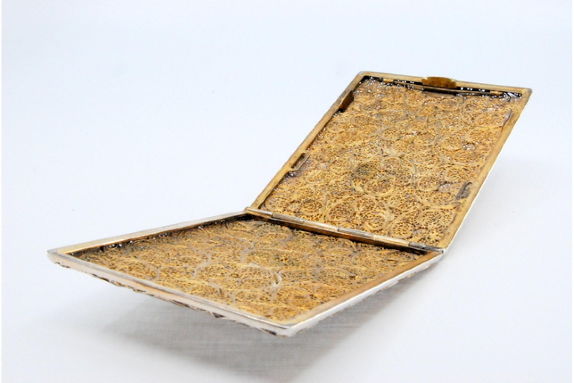 20th Century Cigarette case in gold filigree silver with hinged lid For Sale