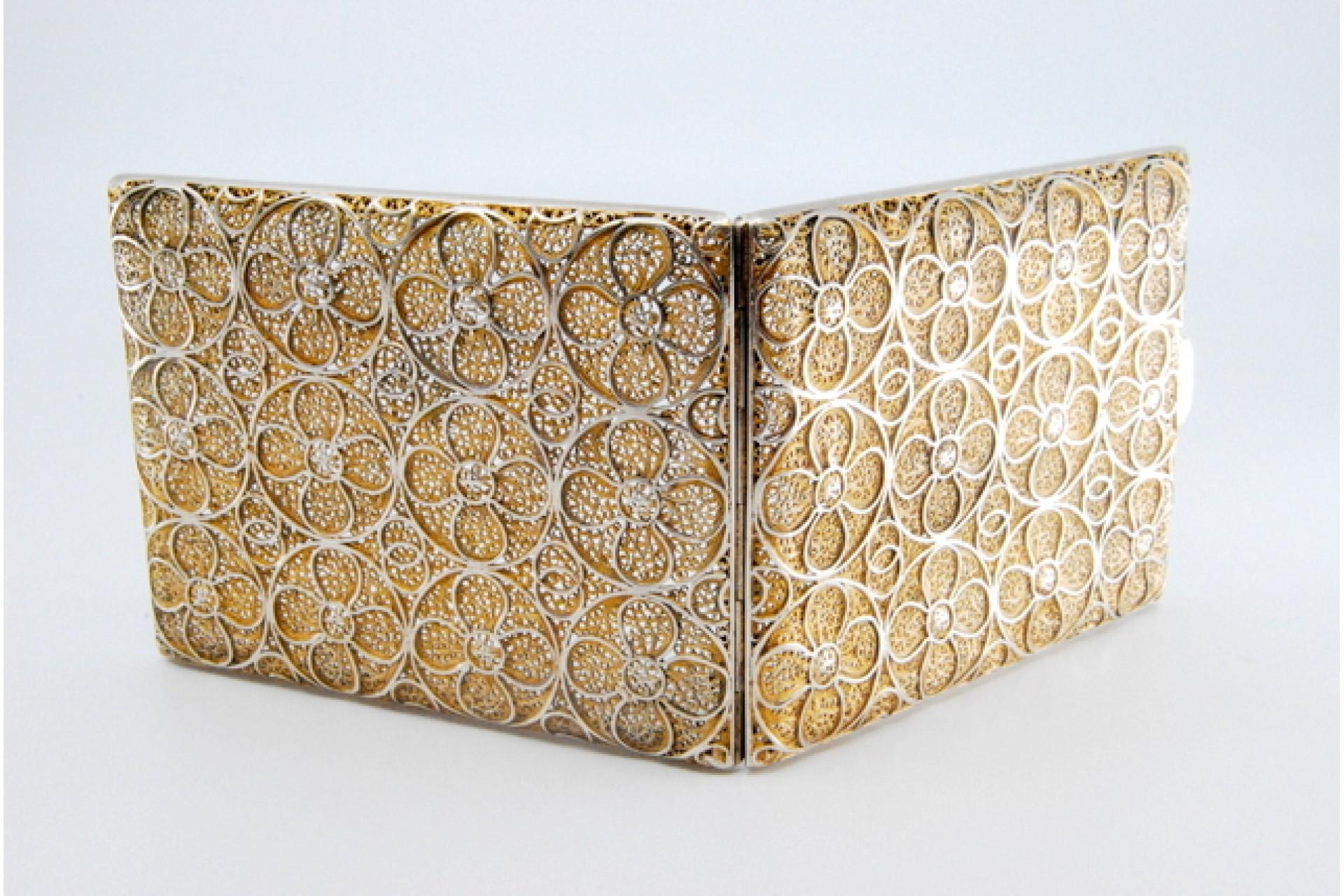 Cigarette case in gold filigree silver with hinged lid For Sale 1