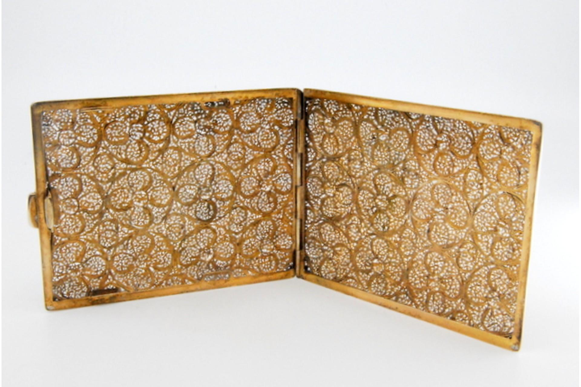 Cigarette case in gold filigree silver with hinged lid For Sale 2
