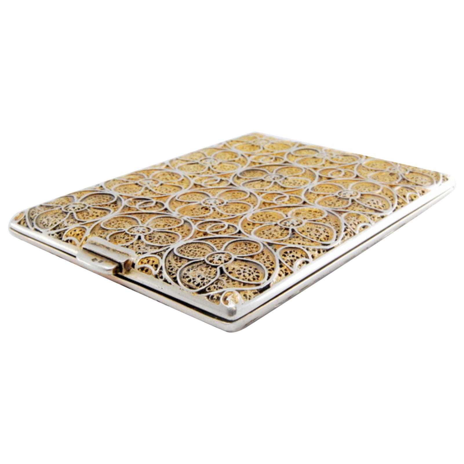 Cigarette case in gold filigree silver with hinged lid