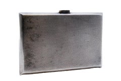 Portasigarette in argento traforato con due strisce di supporto all'interno e un coperchio con cerniera