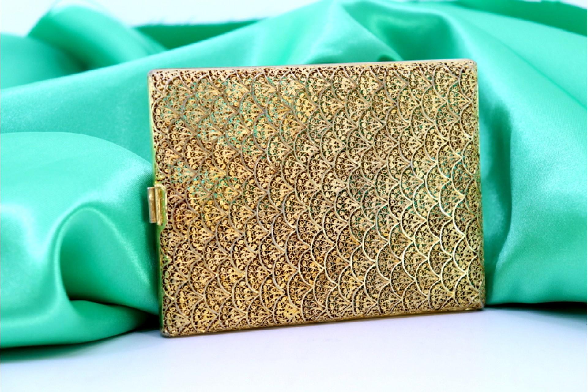 Cigarette case in silver filigree w/ gold reliefs & two cigarette holders inside In Good Condition For Sale In Porto, PT