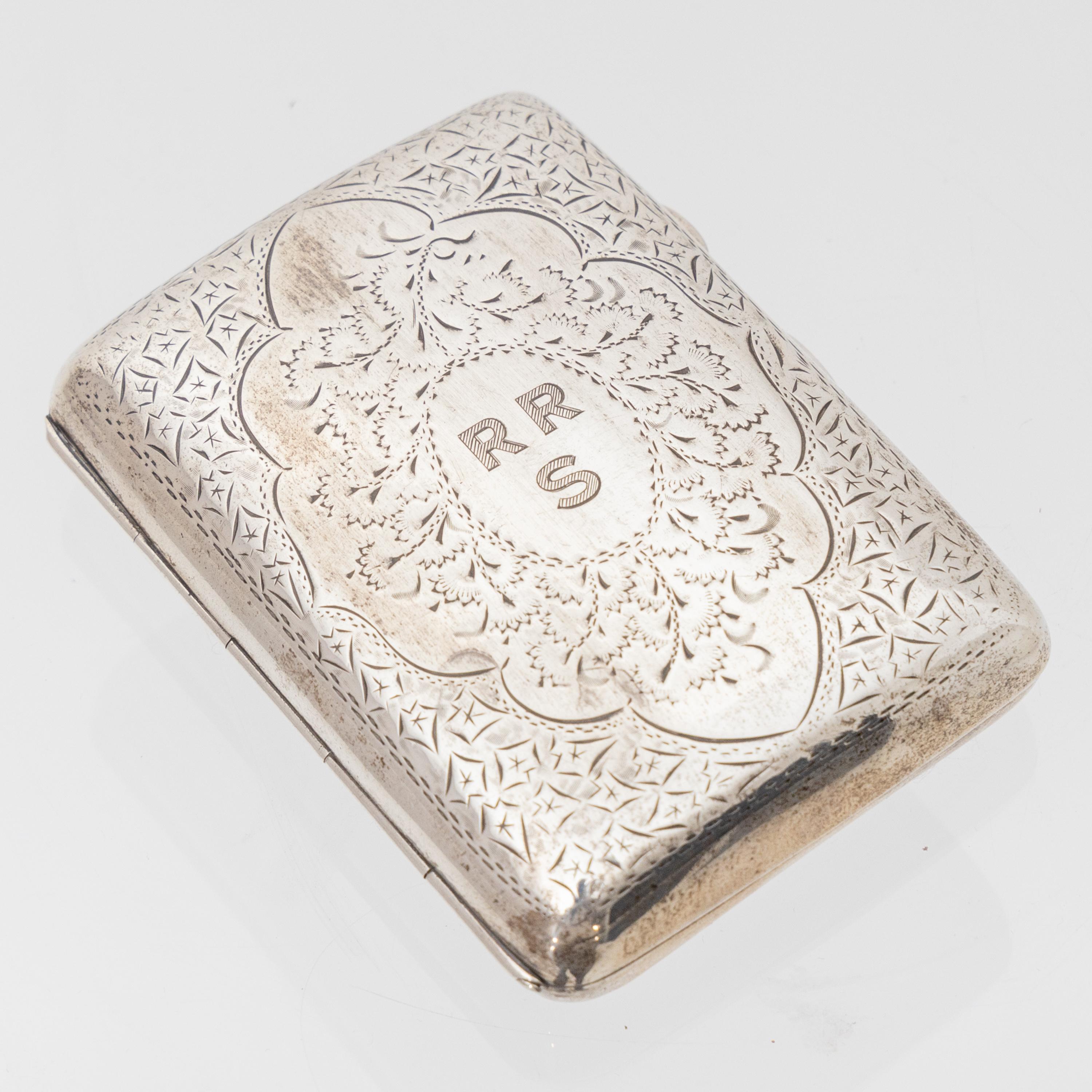 Silver cigarette case stamped Birmingham 1907 and J.G. (Joseph Gloster, reg. 1901). Slightly concave shape with vine motifs on the wall and monogram RRS. Inside gilded with rubber bands.