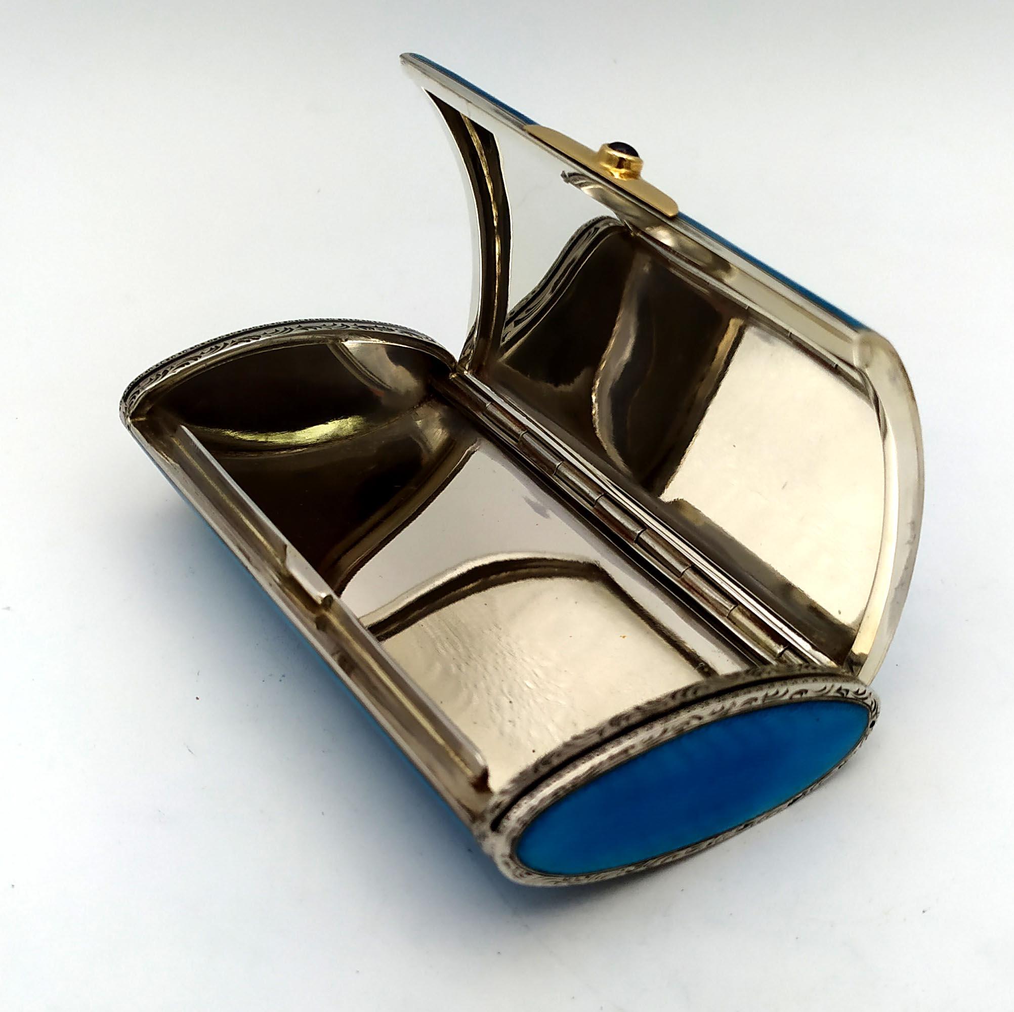 Zigarrenetui Hellblauer Cabochon-Saphir und handgraviert Salimben im Angebot 2
