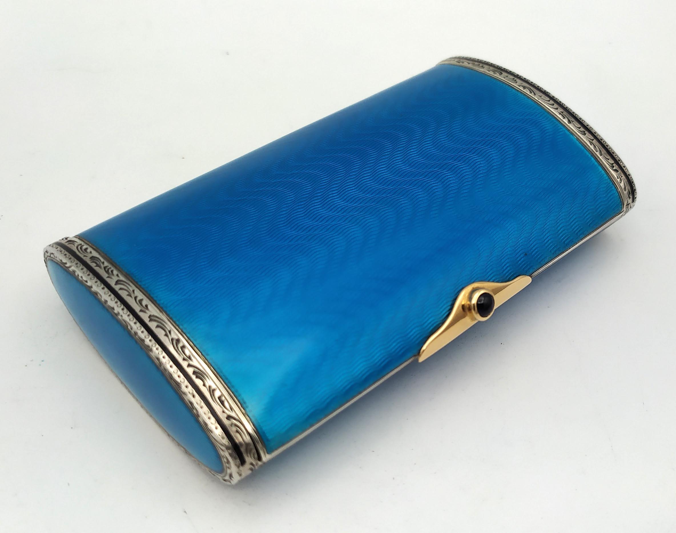 Zigarrenetui Hellblauer Cabochon-Saphir und handgraviert Salimben (Handgeschnitzt) im Angebot