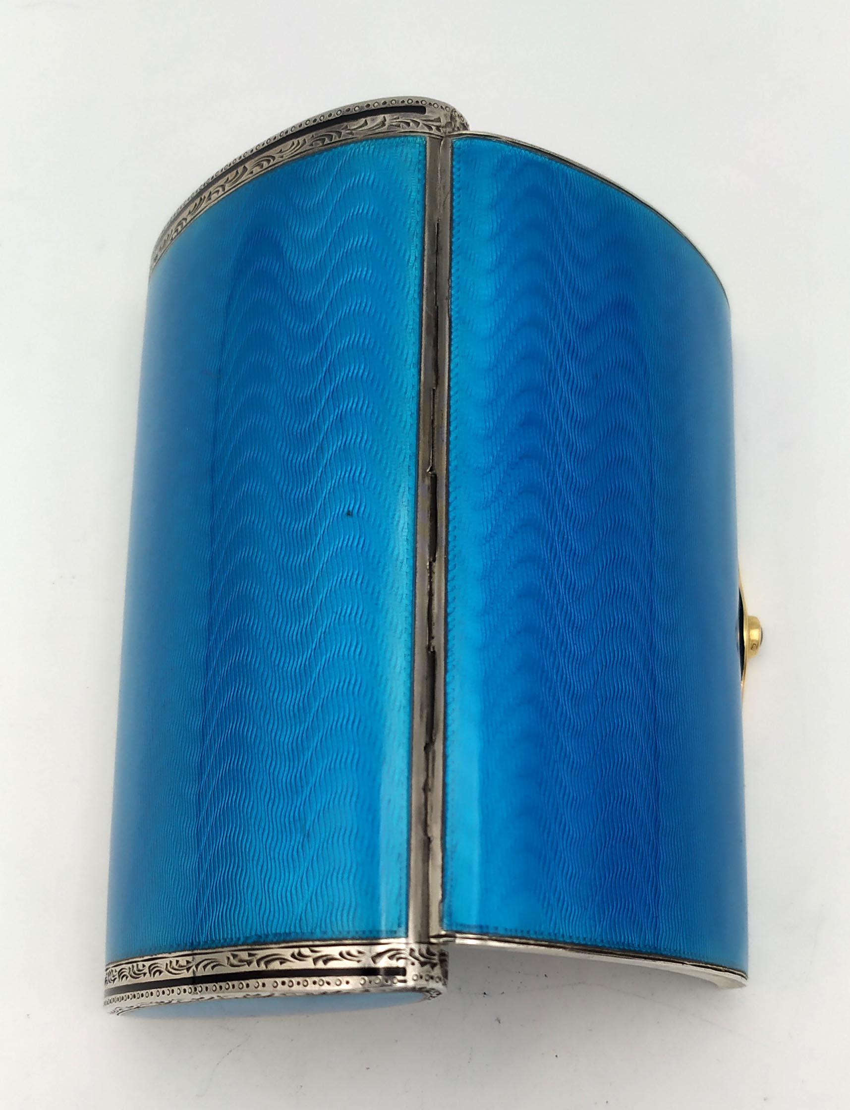 Zigarrenetui Hellblauer Cabochon-Saphir und handgraviert Salimben im Angebot 1