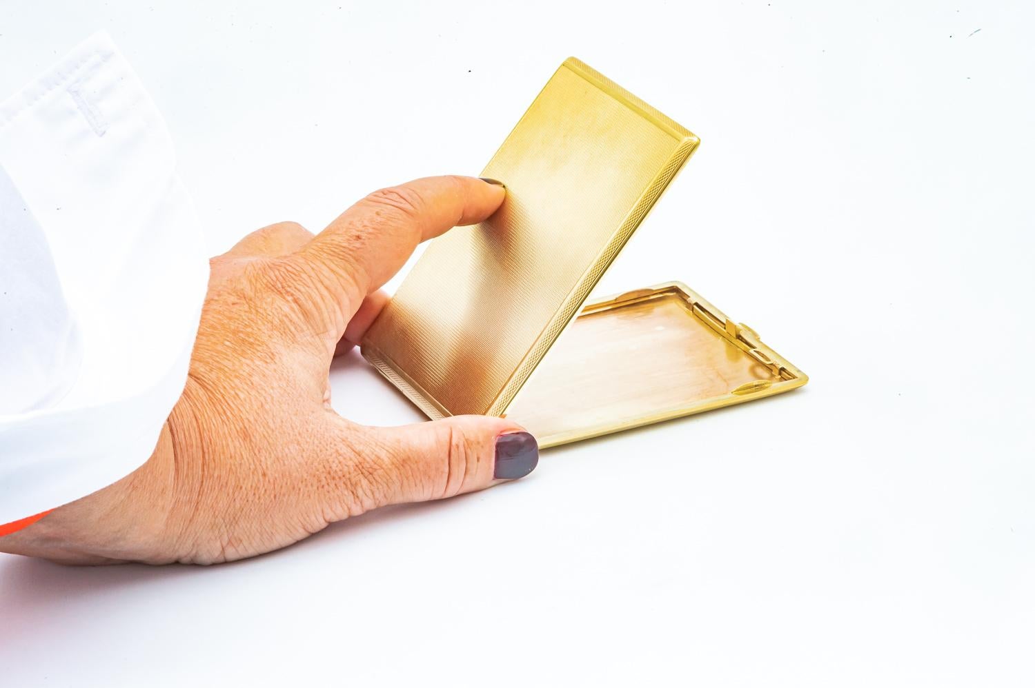Discover our 14-carat yellow gold cigarette case, an exceptional piece that combines elegance, refinement and historical heritage.

This cigarette case is a true work of art, with a fine carving on the top that adds a touch of sophistication and