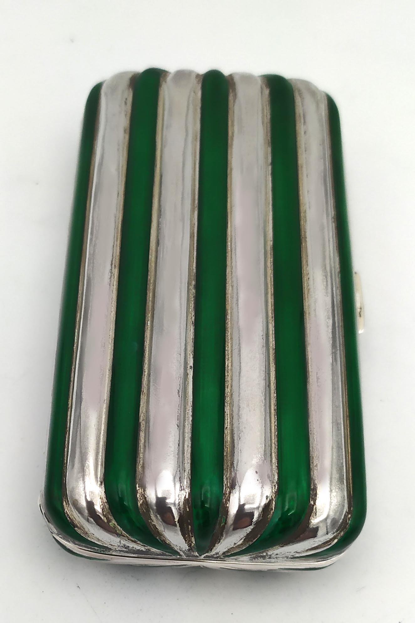 Pitillera de forma redondeada esmalte verde cocido líneas Salimbeni Italiano en venta