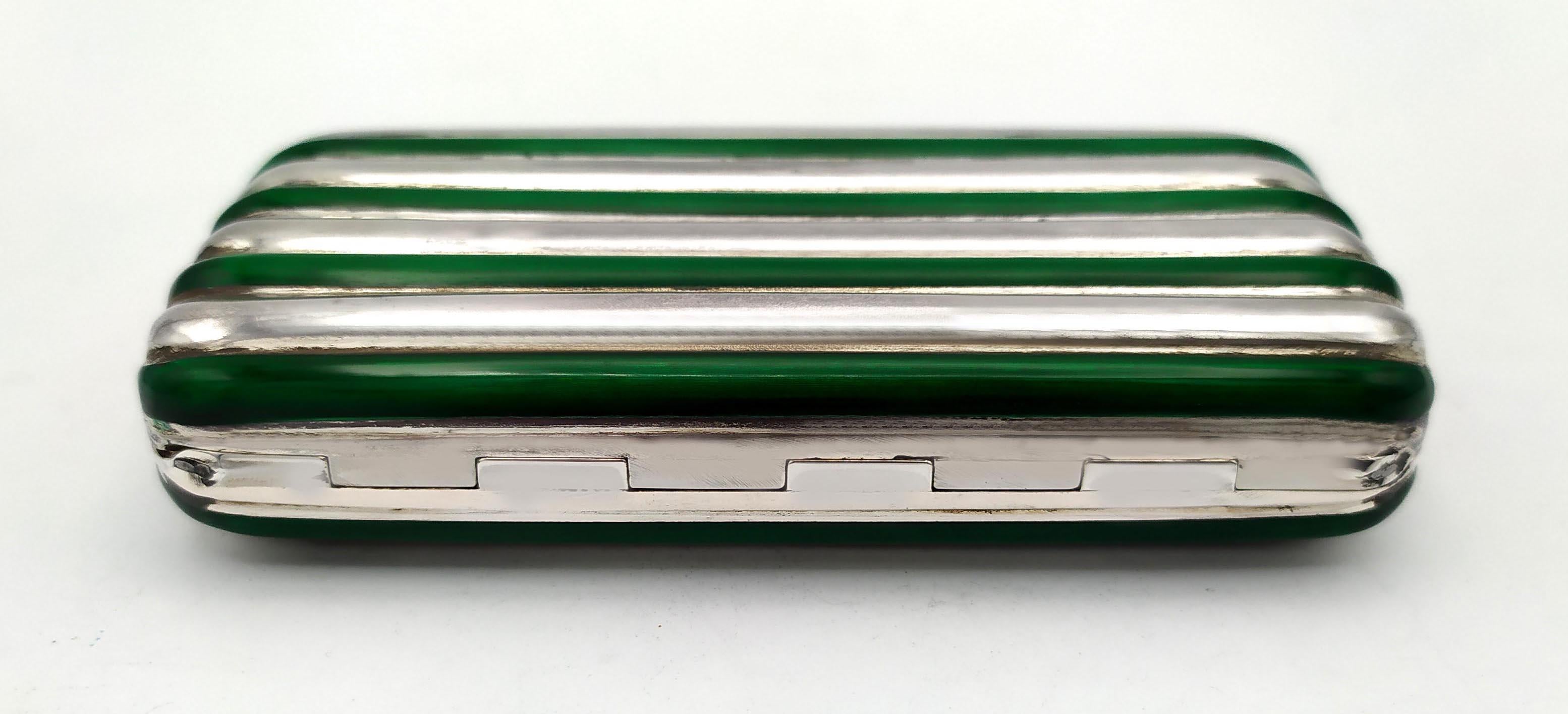 Pitillera de forma redondeada esmalte verde cocido líneas Salimbeni Pintado a mano en venta