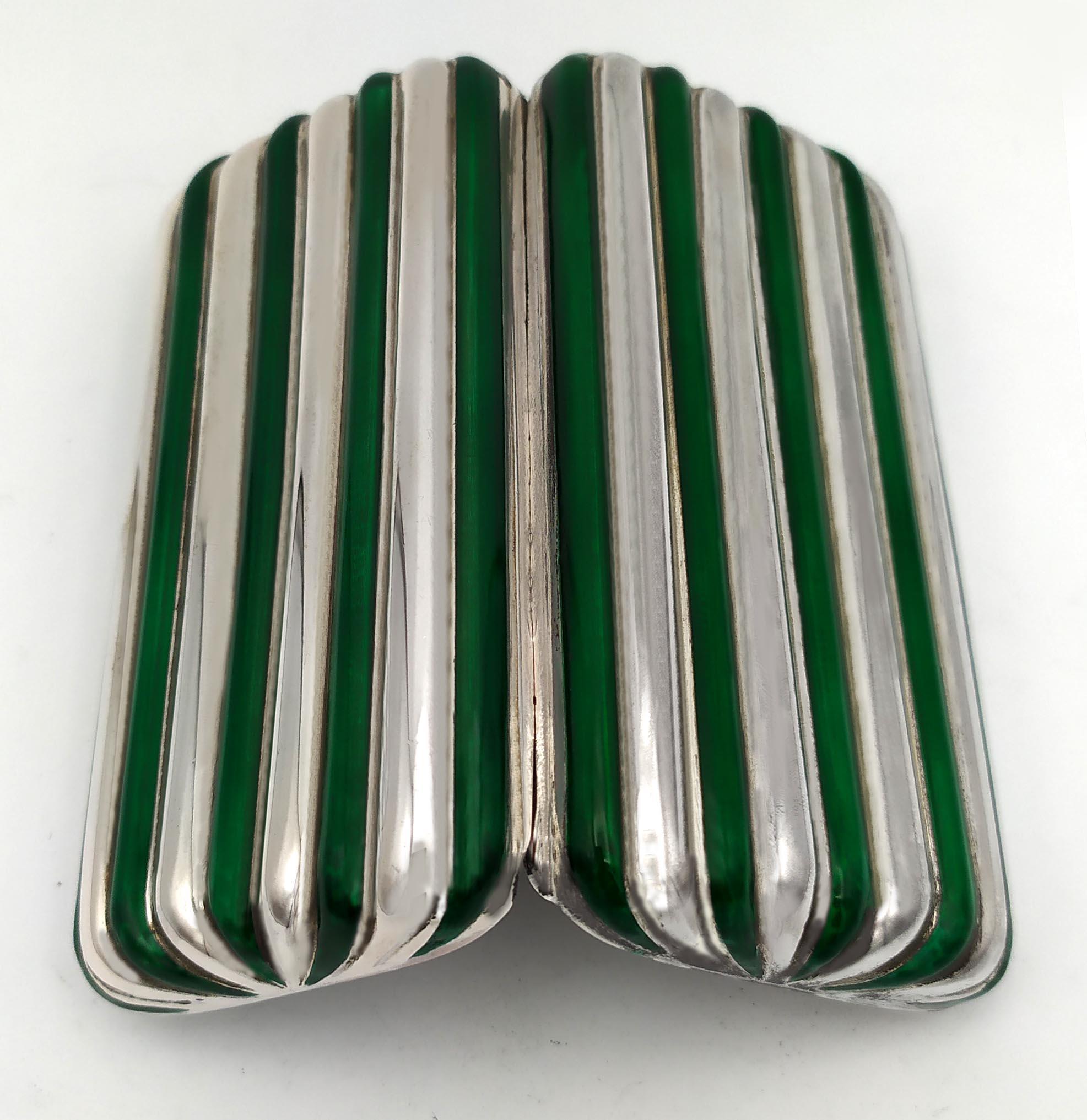 Pitillera de forma redondeada esmalte verde cocido líneas Salimbeni finales del siglo XX en venta
