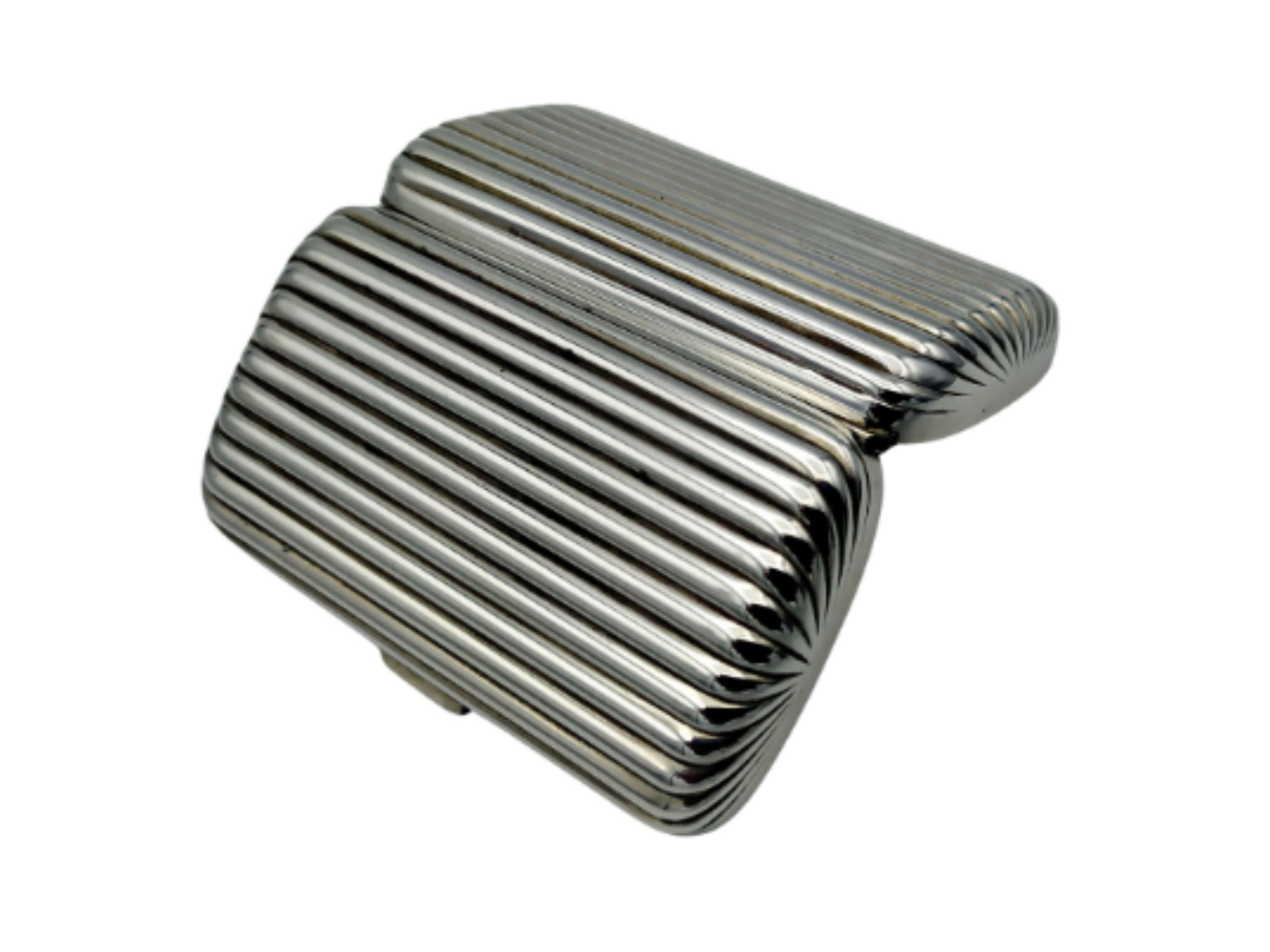 Pitillera de plata 925 , rayada y de sección ovalada en plata de ley 925/1000. Botón de apertura y apertura por muelle . Estilo Art Déco de principios del siglo XX.

Medidas cm. 9,5 x 5,5 x 2,5 Peso gr. 125. Esta pitillera de plata 925 fue diseñada