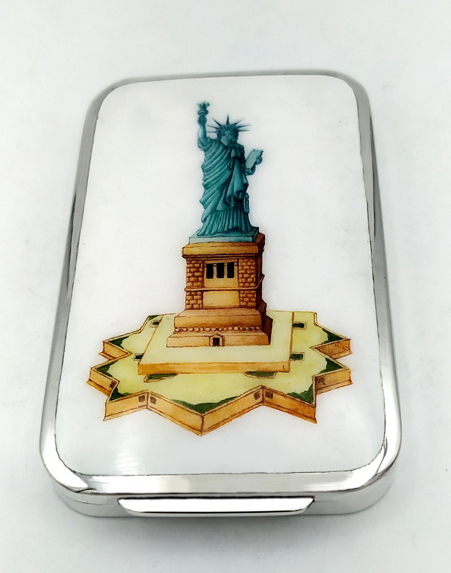 Rectangular tabletop cigarette case with rounded corners in 925/1000 sterling silver with fine hand-painted fire-enamelled miniature depicting the Statue of Liberty in New York. Dimensions cm. 5.7 x 9.2 x 1.2. Weight gr. 127. Designed by Giorgio