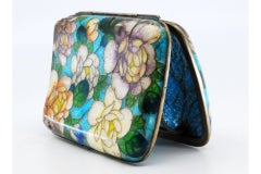 Etui à cigarettes avec bord argenté et fleurs sur le couvercle et intérieur en tissu