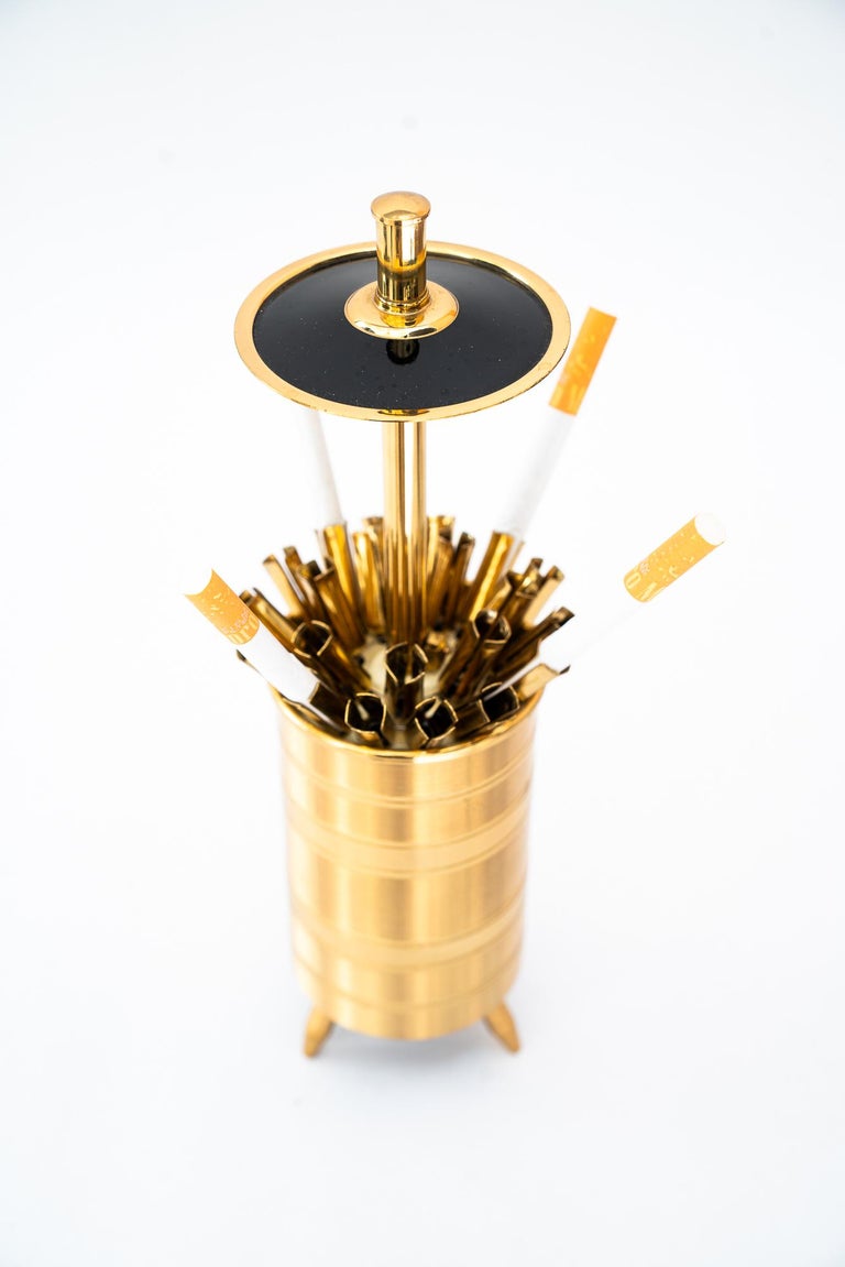 is it illegal to throw a cigarette out the window Never throw a lit cigarette butt out of a car window. If you do, you could  face a fine of $1,025 and potentially be responsible for any costs or  damages due to