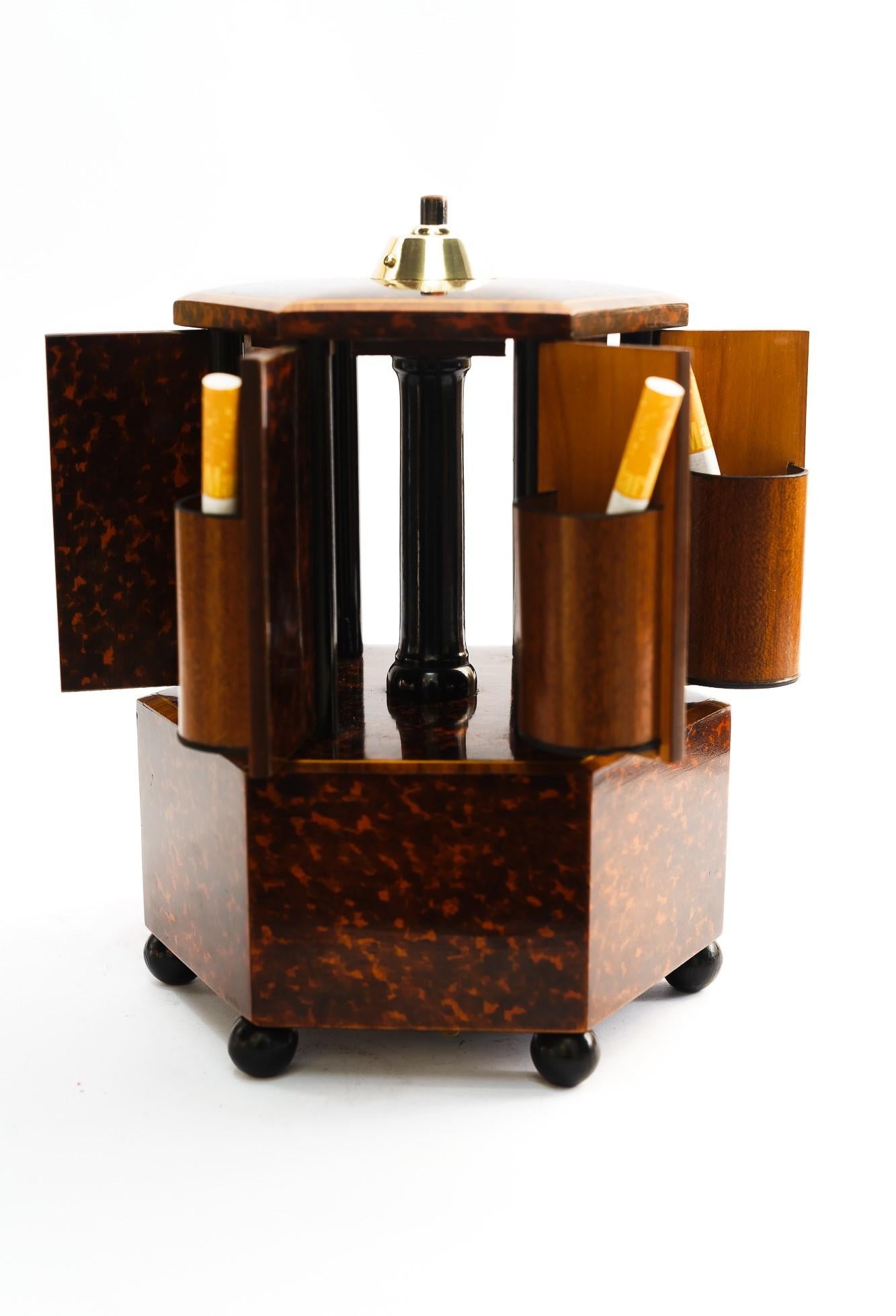 Rotating Cigarette Dispenser with music circa 1950s In Good Condition In Wien, AT