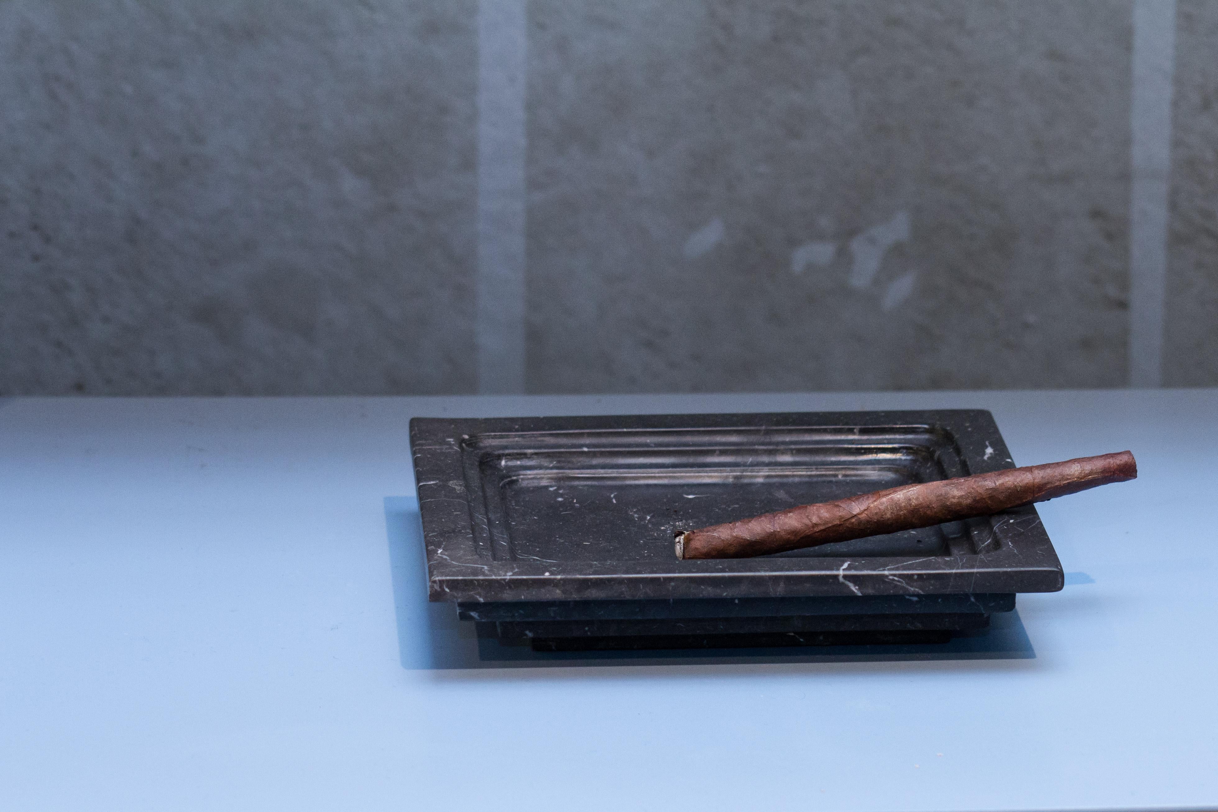 italien Cendrier à cigares et à cigares moderne en marbre noir, de la créatrice Michele Chiossi en vente