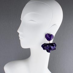 Cilea Ohrhänger aus Harz in tiefem Violett mit Mohnblumen-Motiv