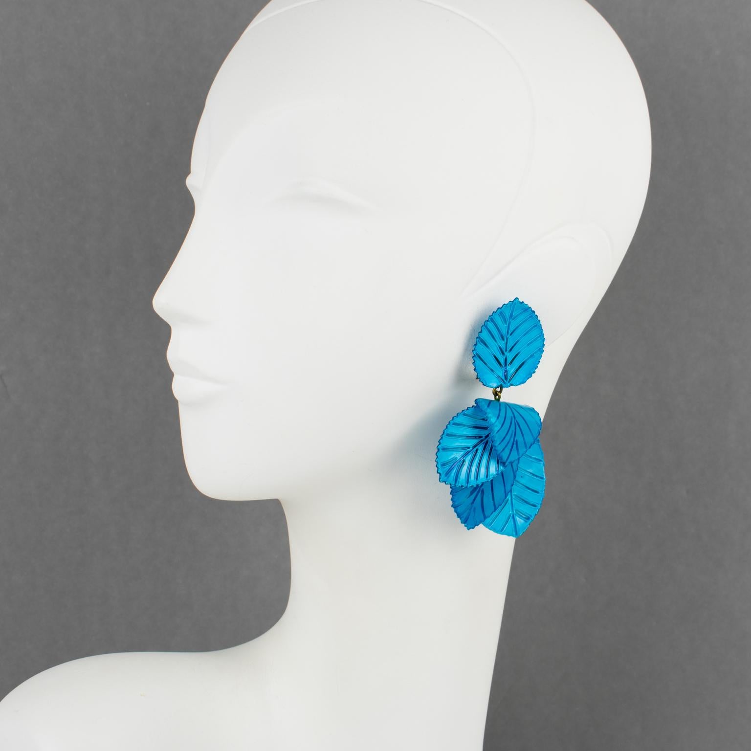 Cilea Paris created these gorgeous, dangling resin clip-on earrings. They feature carved, dimensional leaves in vivid sky blue with a dark blue contrast. The Cilea logo is stamped under the fastening on each earring.
Measurements: 1.88 in wide (4.7