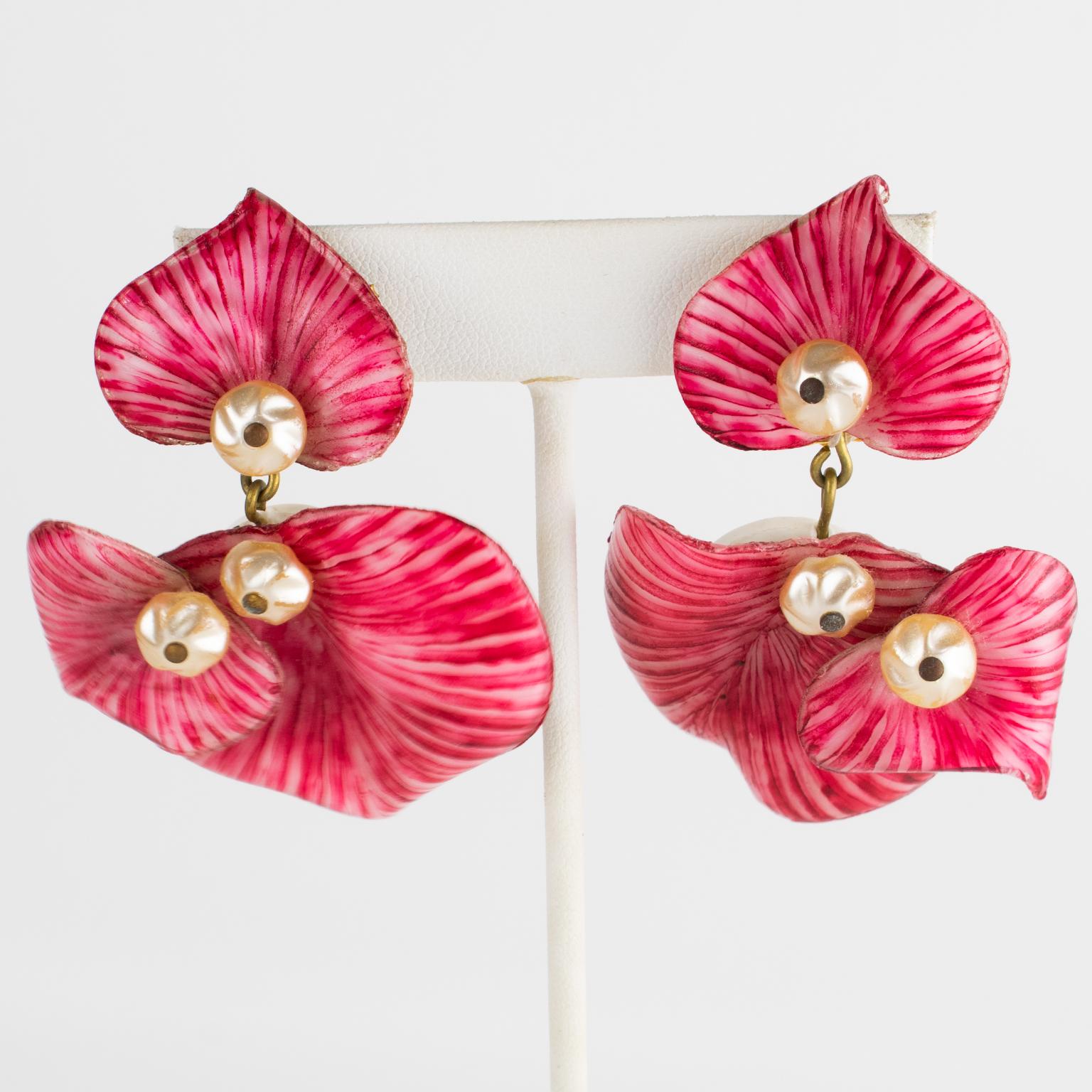 Cilea Paris Dangle Clip Earrings Striped Red and White Resin Flowers In Excellent Condition For Sale In Atlanta, GA