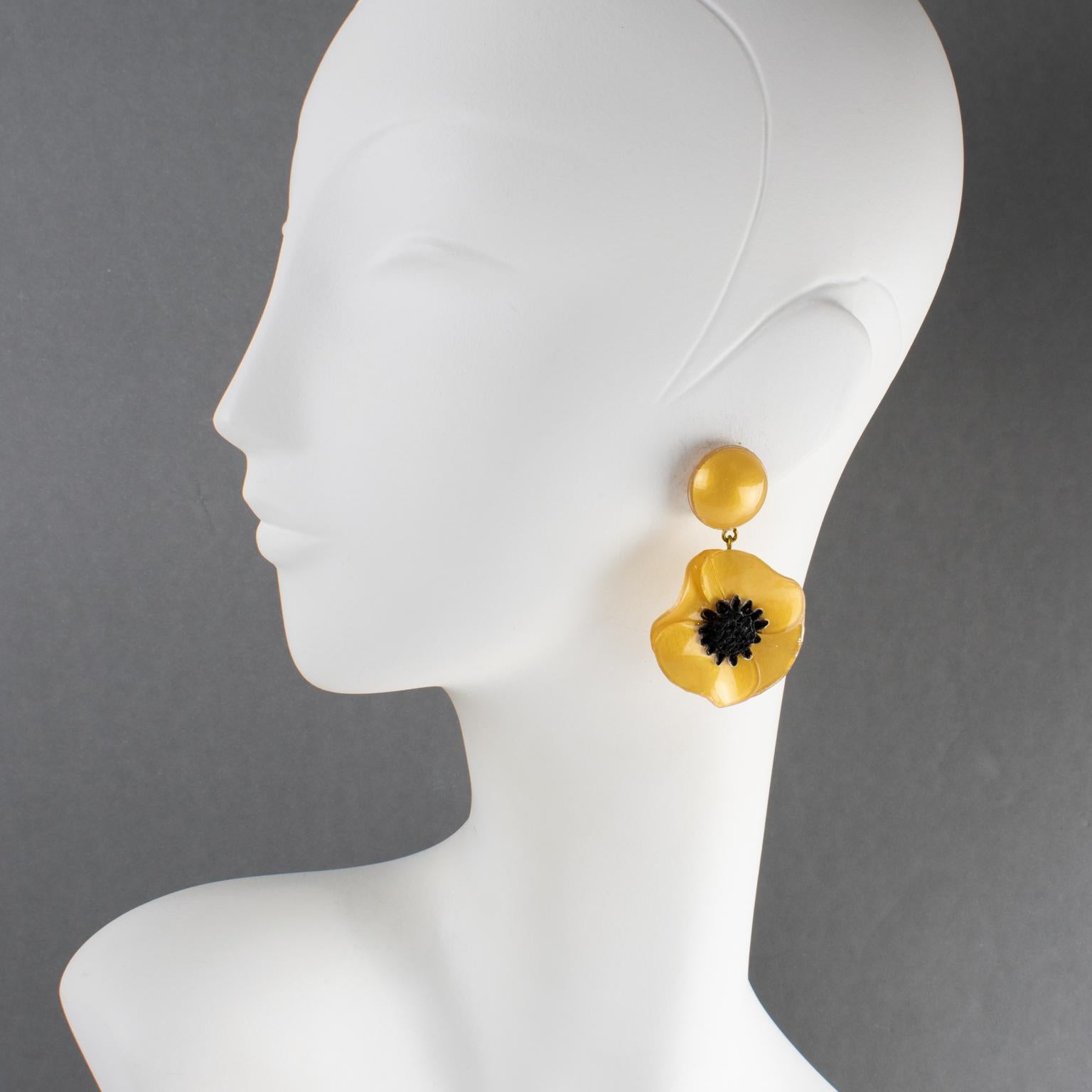 Cilea Paris ha disegnato questi splendidi orecchini a clip, dimensionali e penzolanti. Questi orecchini oversize in resina artigianale di ispirazione floreale sono caratterizzati da fiori di papavero e cuori testurizzati uniti per formare un pezzo