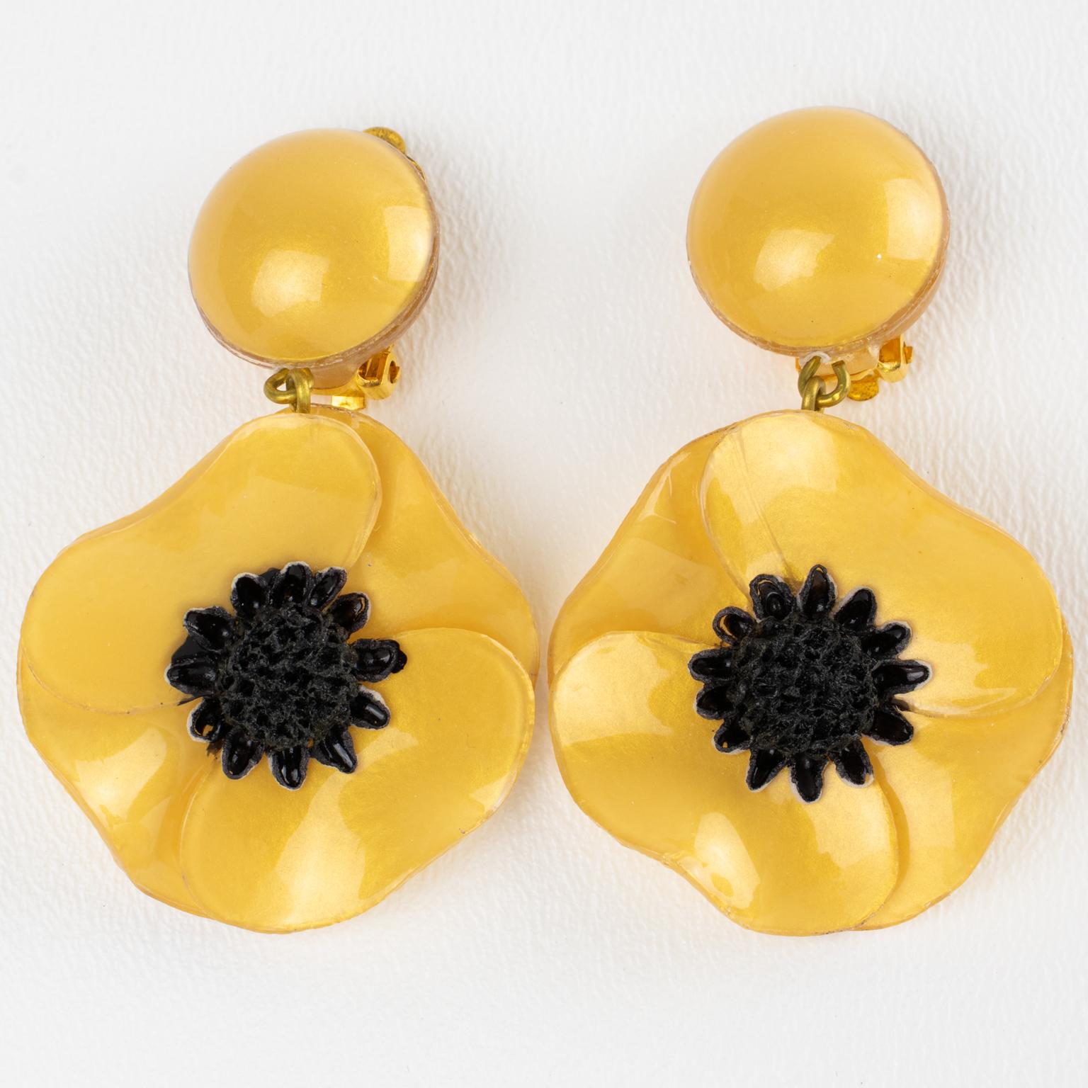 Moderno Cilea Paris Orecchini pendenti in resina a clip Fiore di papavero giallo in vendita