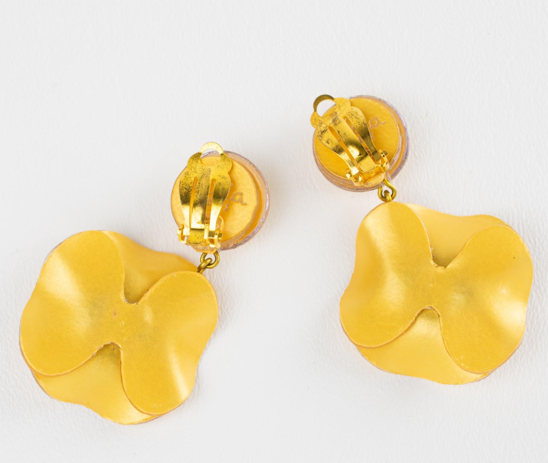 Cilea Paris Orecchini pendenti in resina a clip Fiore di papavero giallo In condizioni ottime in vendita a Atlanta, GA