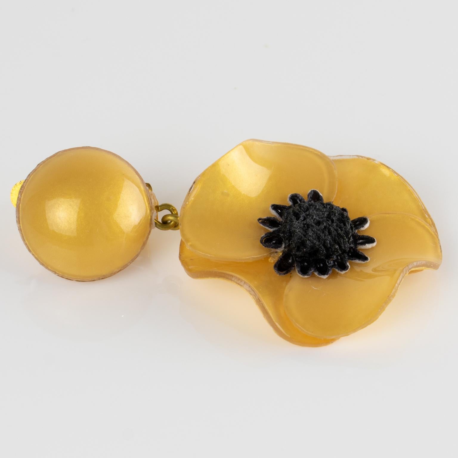Cilea Paris Orecchini pendenti in resina a clip Fiore di papavero giallo in vendita 1
